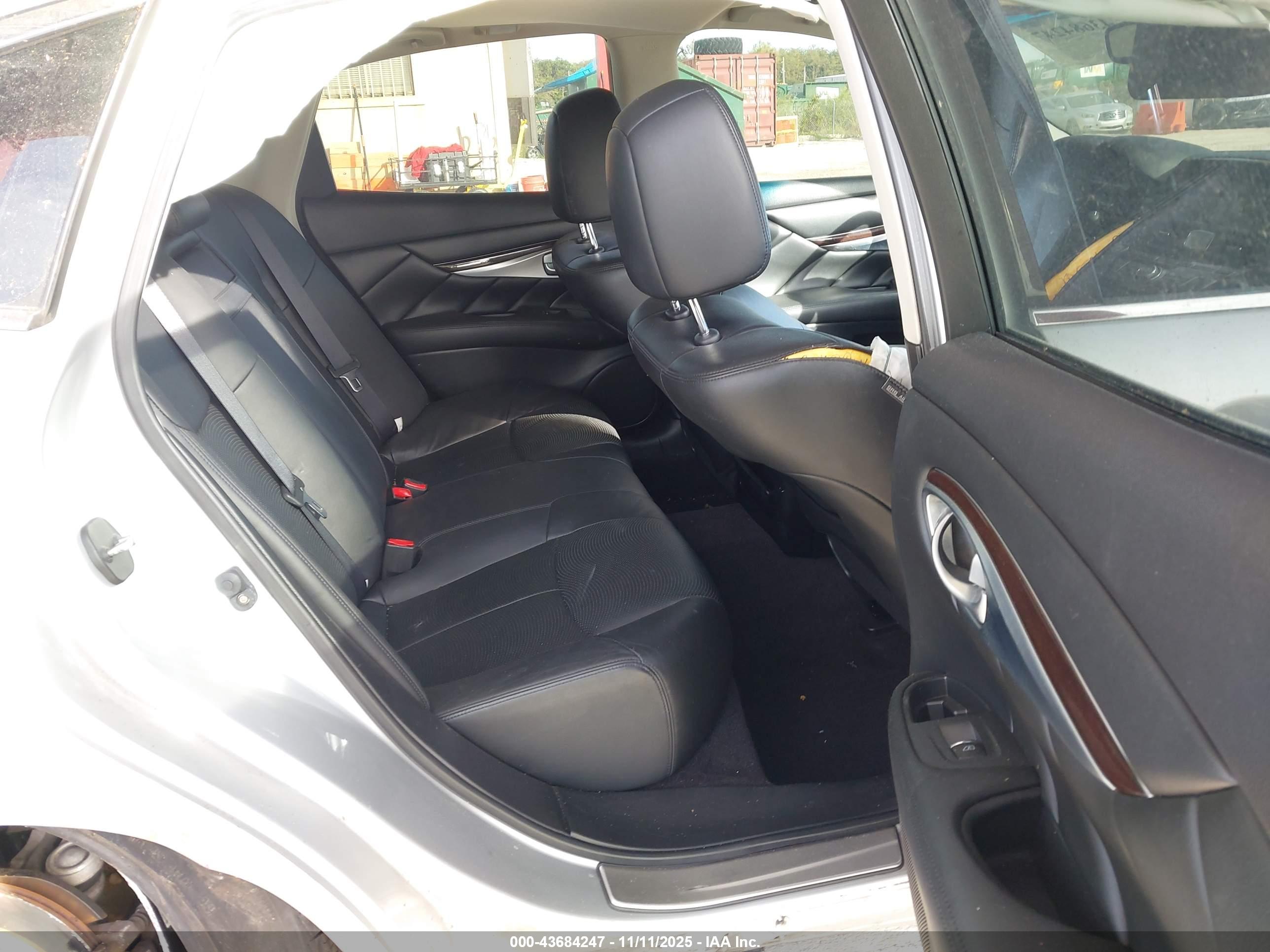 INFINITI M37 image 8