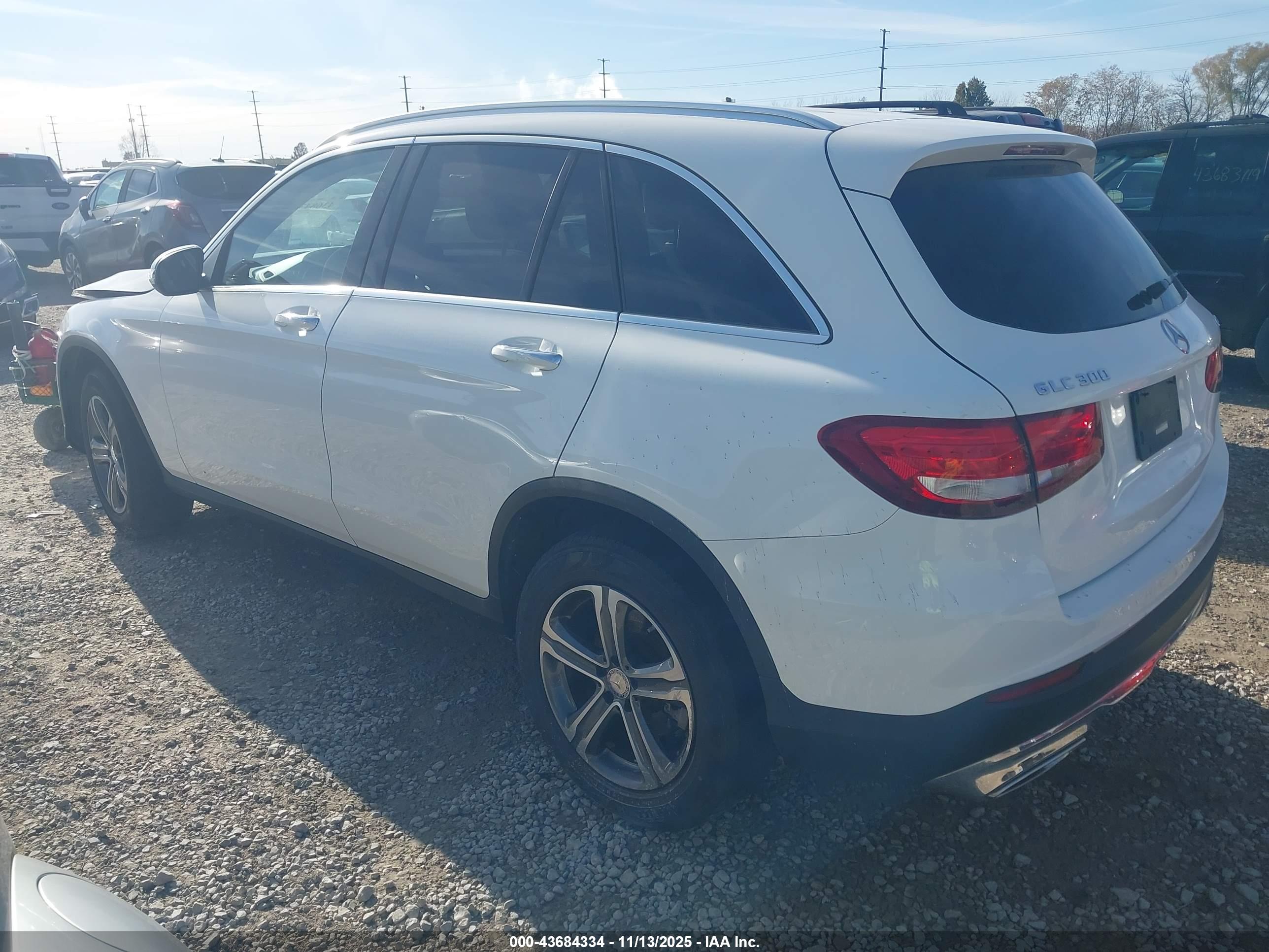 MERCEDES-BENZ GLC image 3