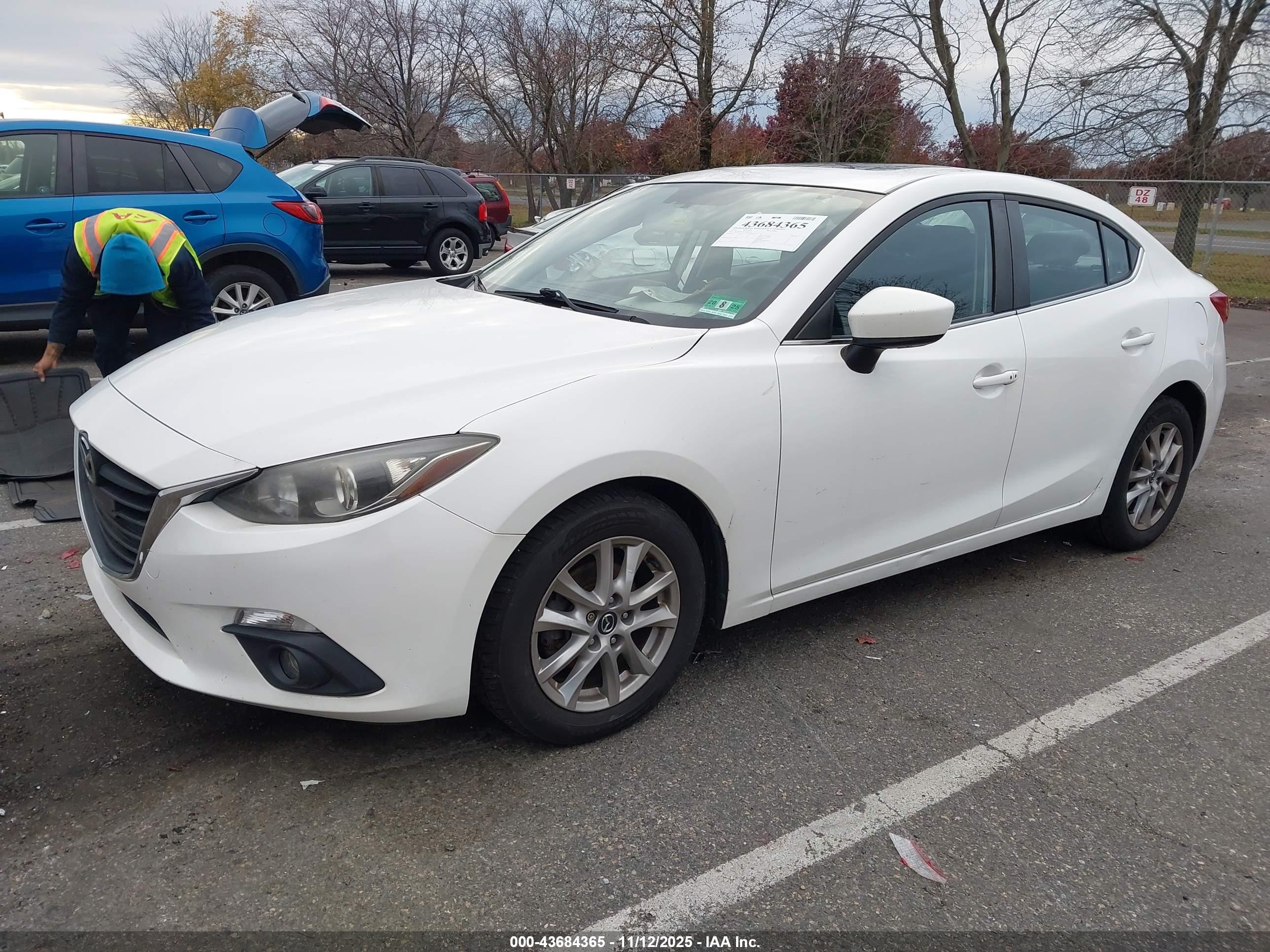 MAZDA MAZDA3 image 2
