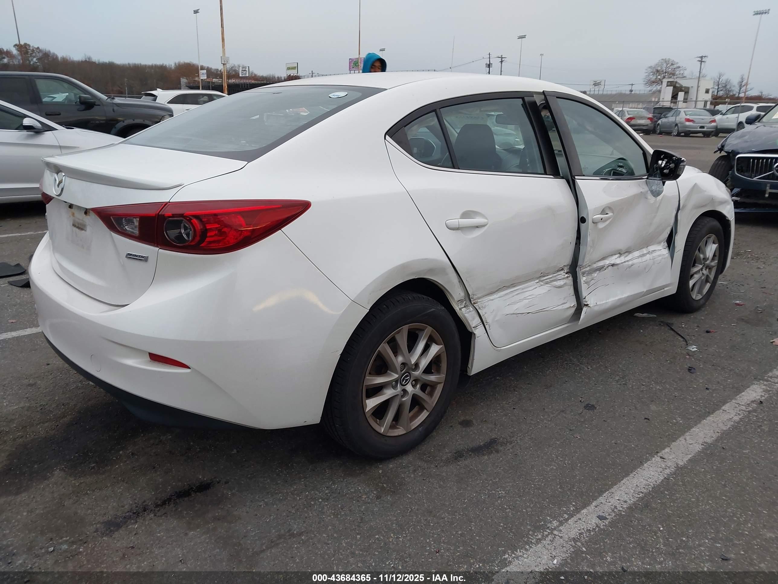 MAZDA MAZDA3 image 4
