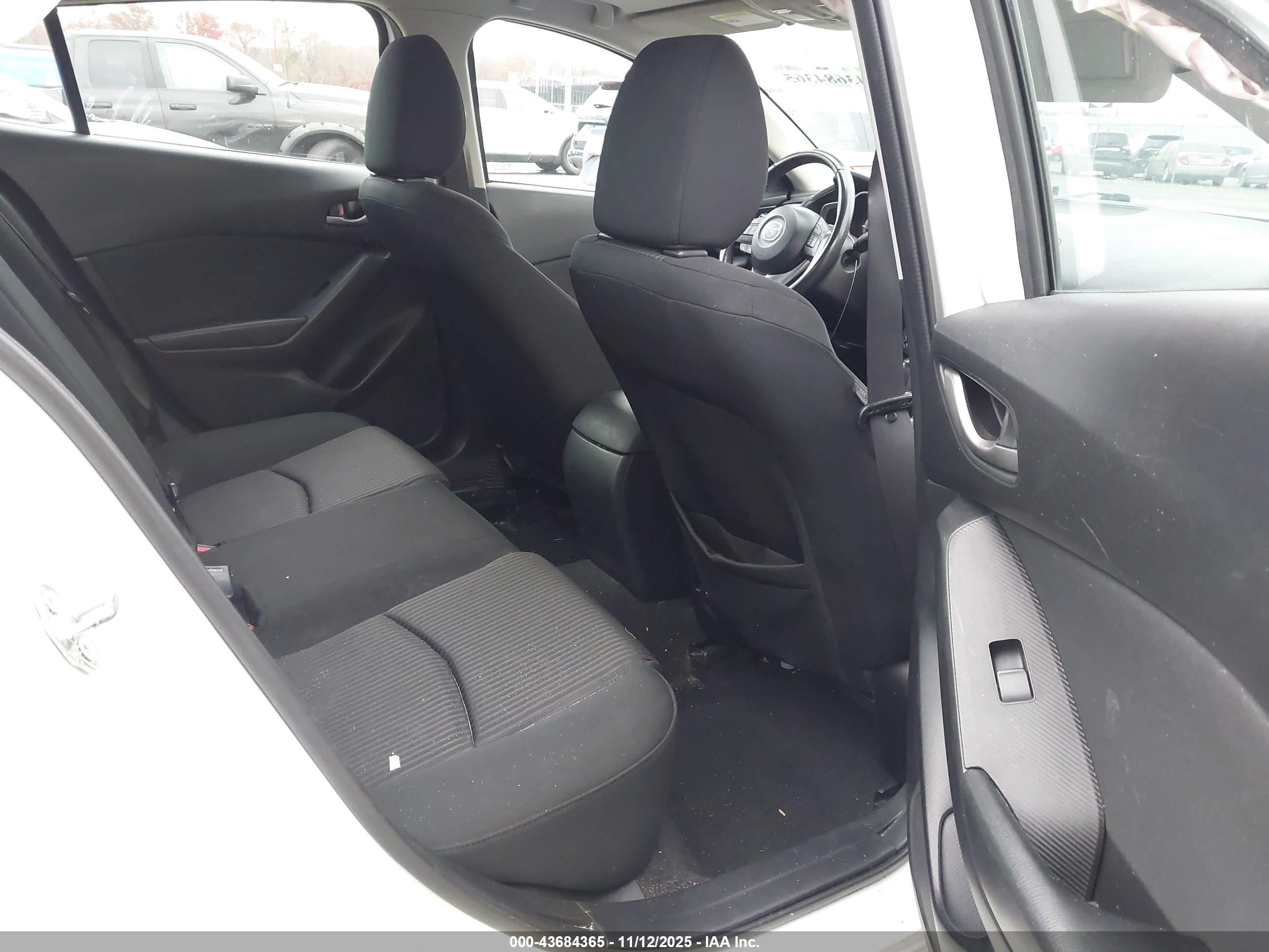 MAZDA MAZDA3 image 8