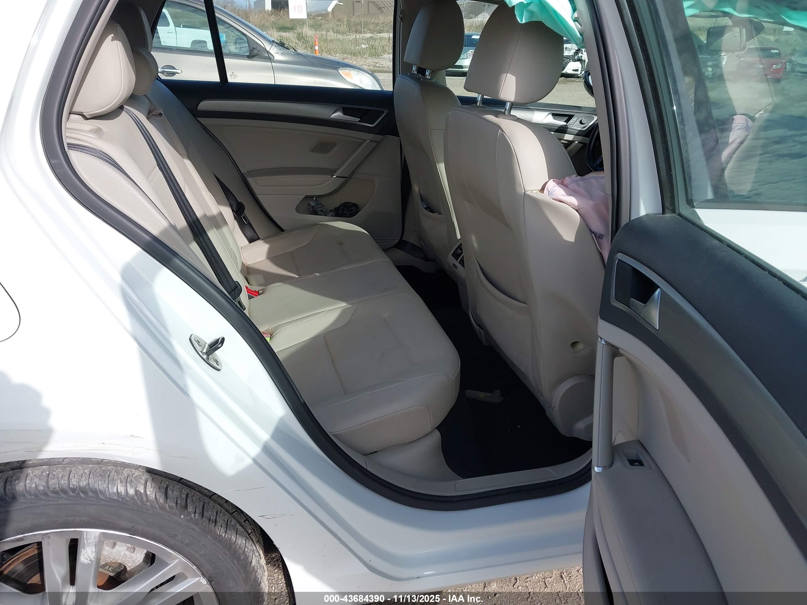 VOLKSWAGEN GOLF image 8