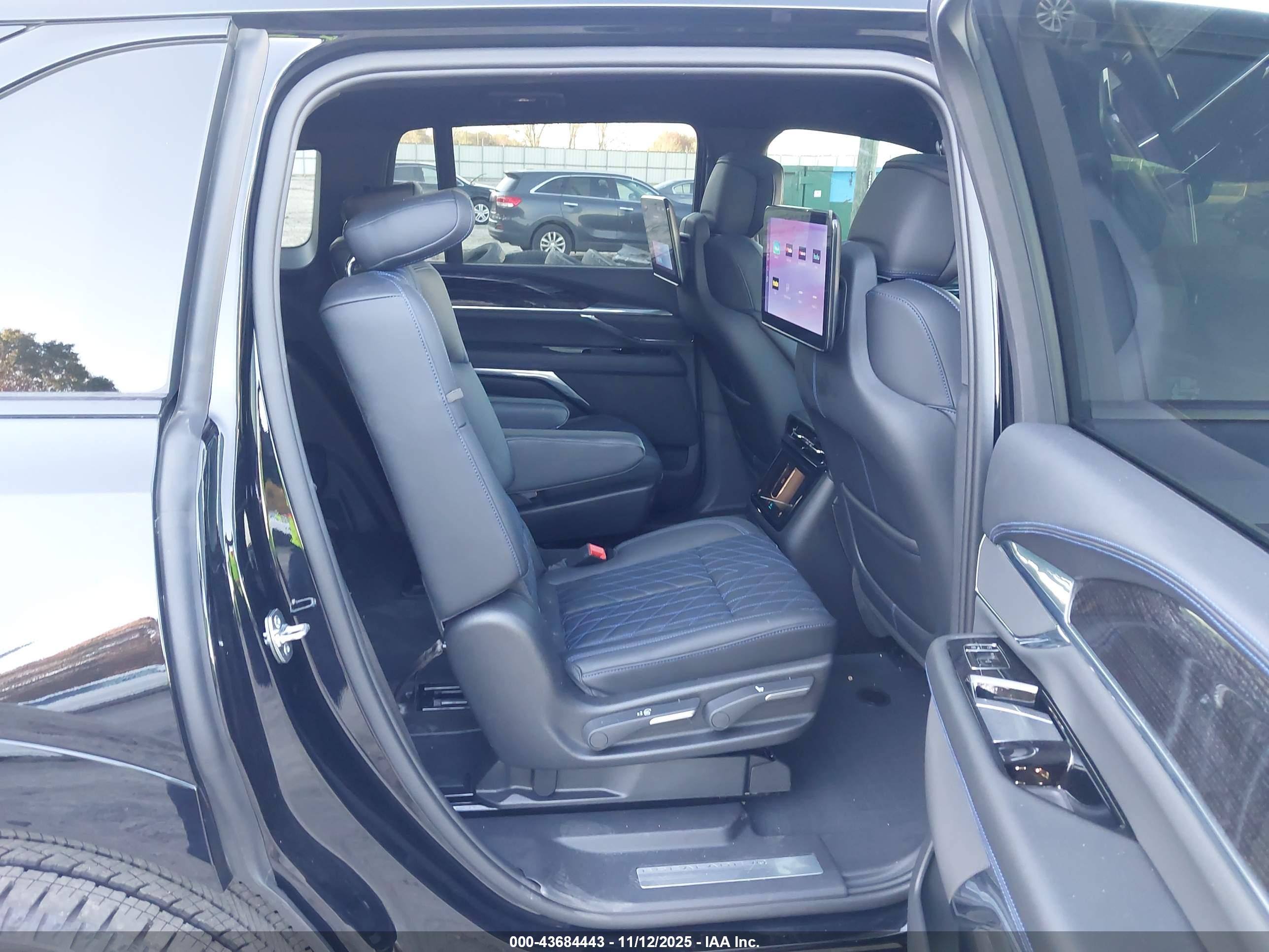 CADILLAC ESCALADE image 8