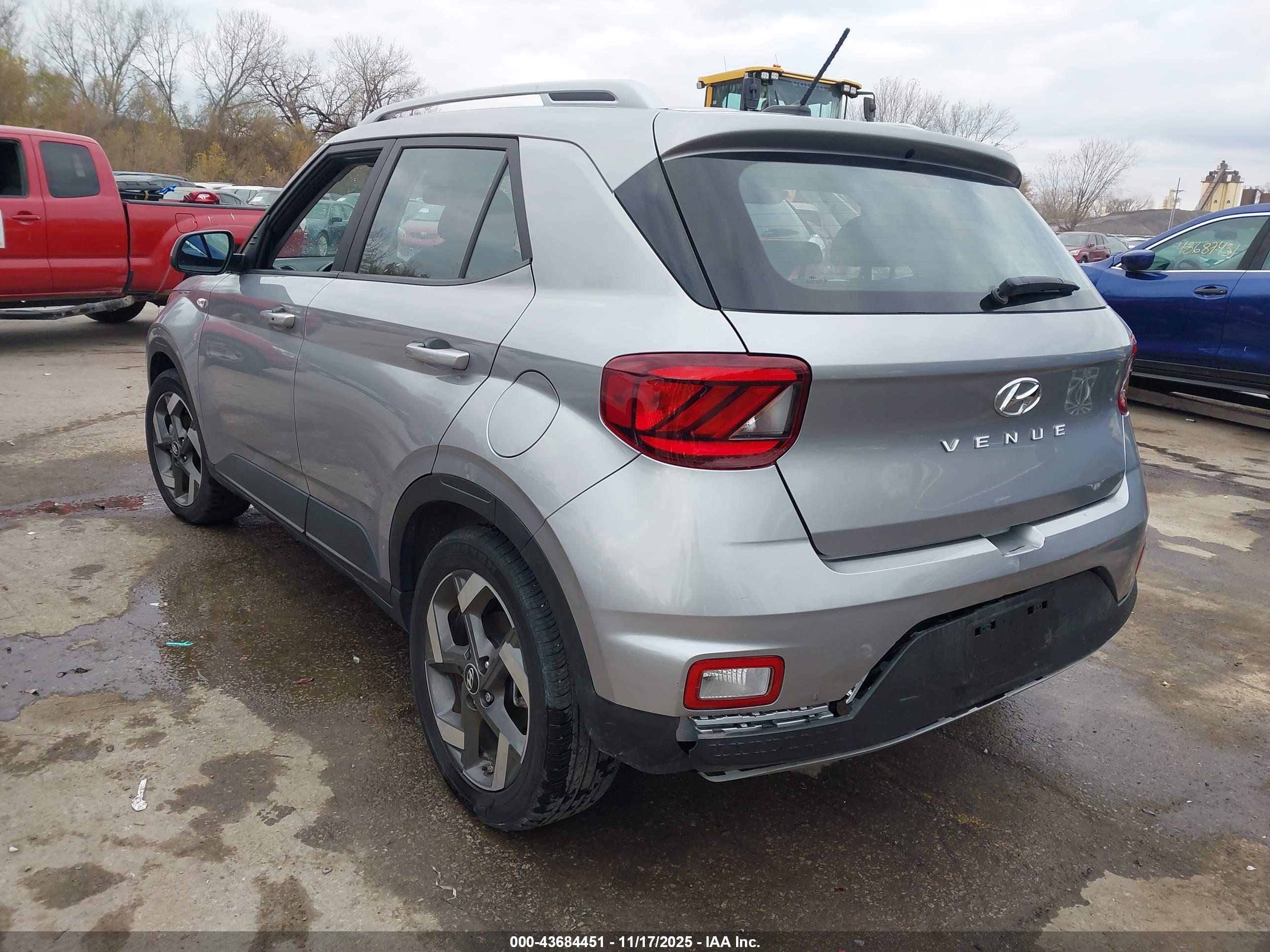 HYUNDAI VENUE image 3