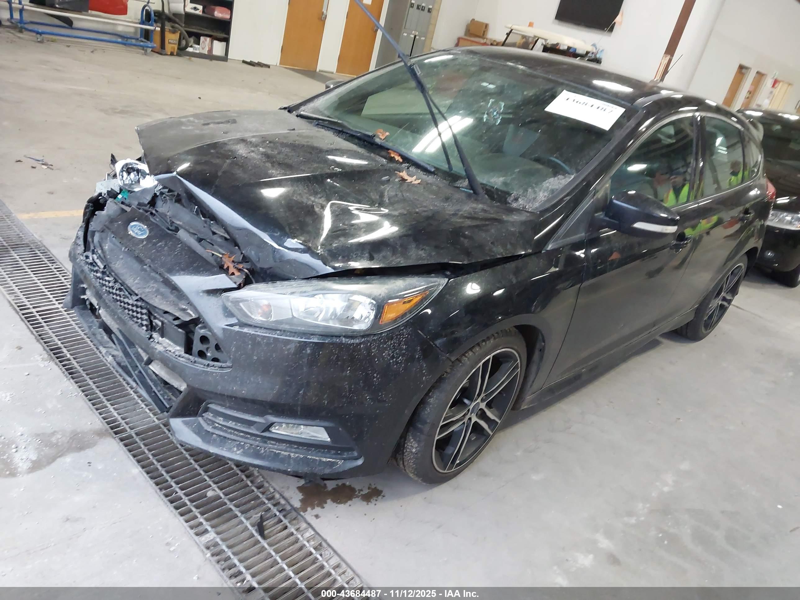 FORD FOCUS image 2