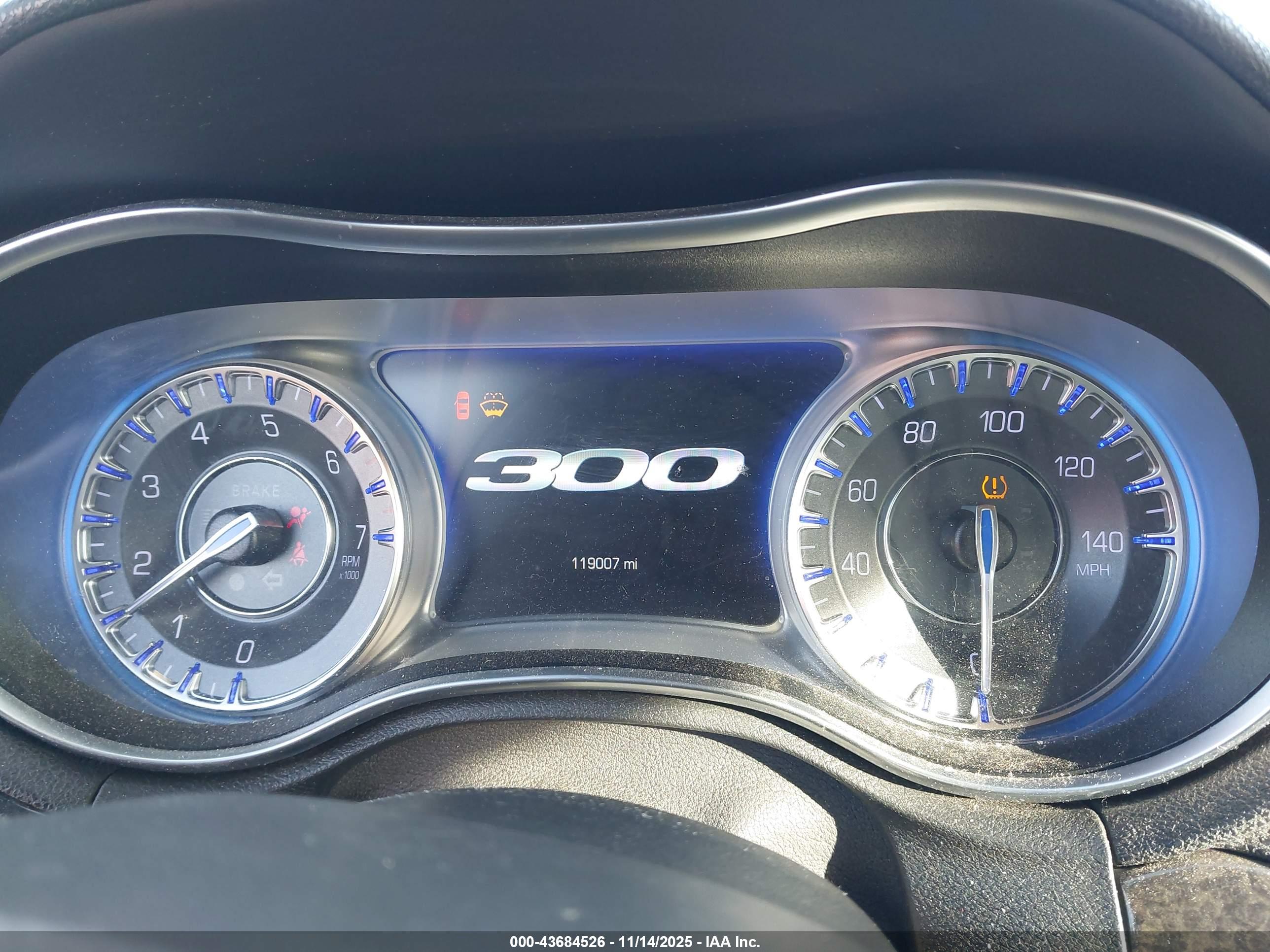 CHRYSLER 300 image 7