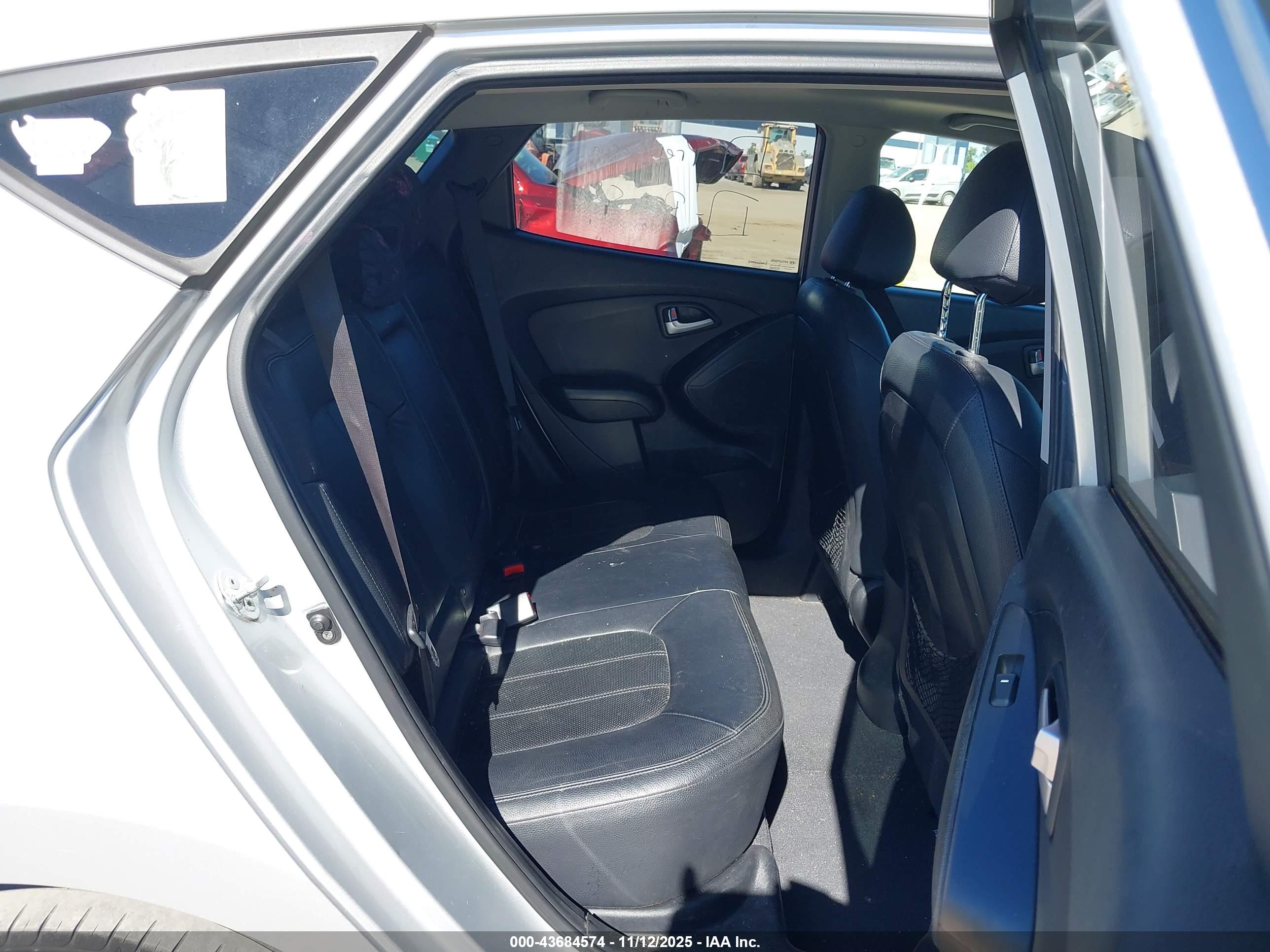HYUNDAI TUCSON image 8