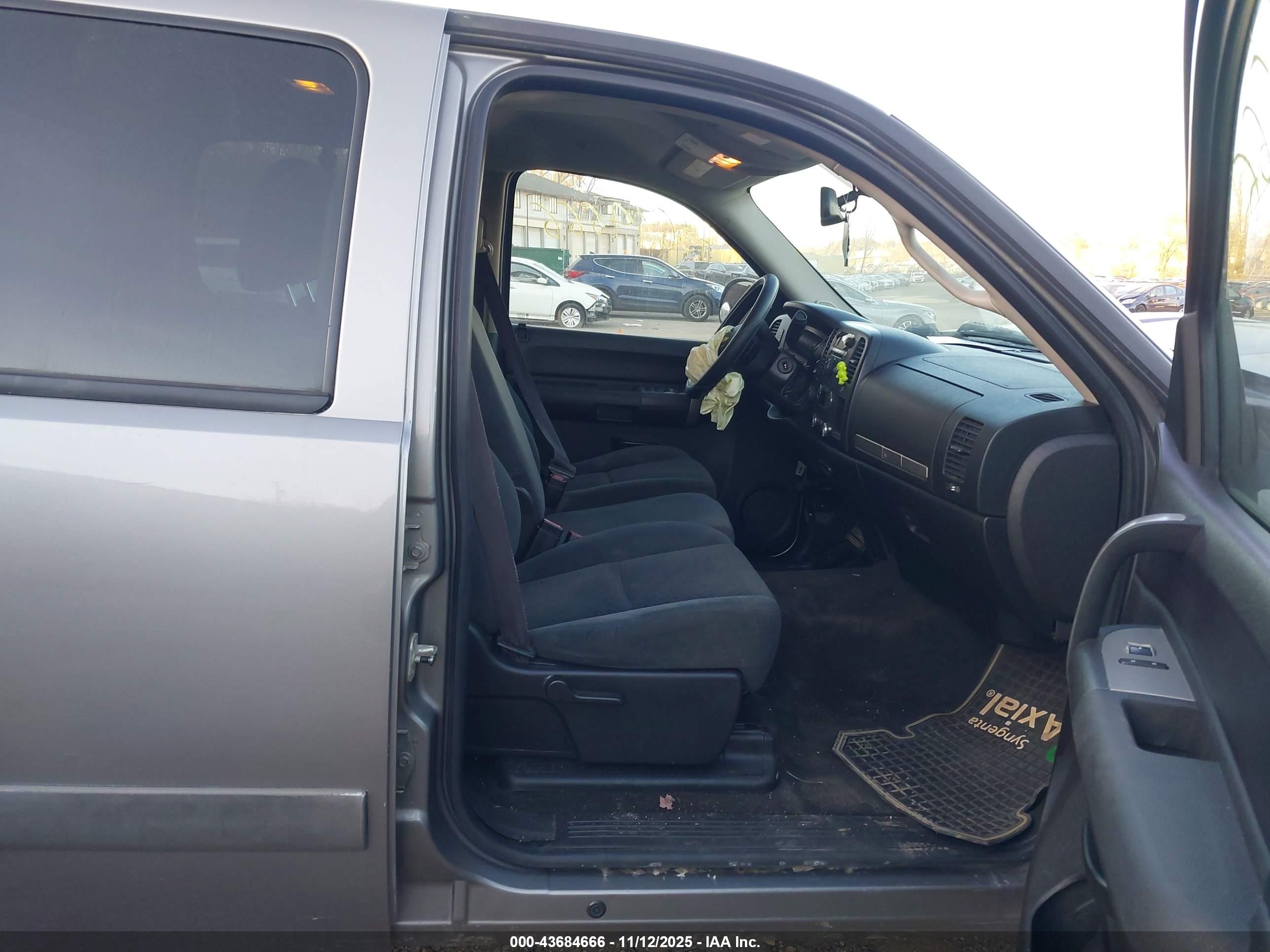CHEVROLET SILVERADO image 5