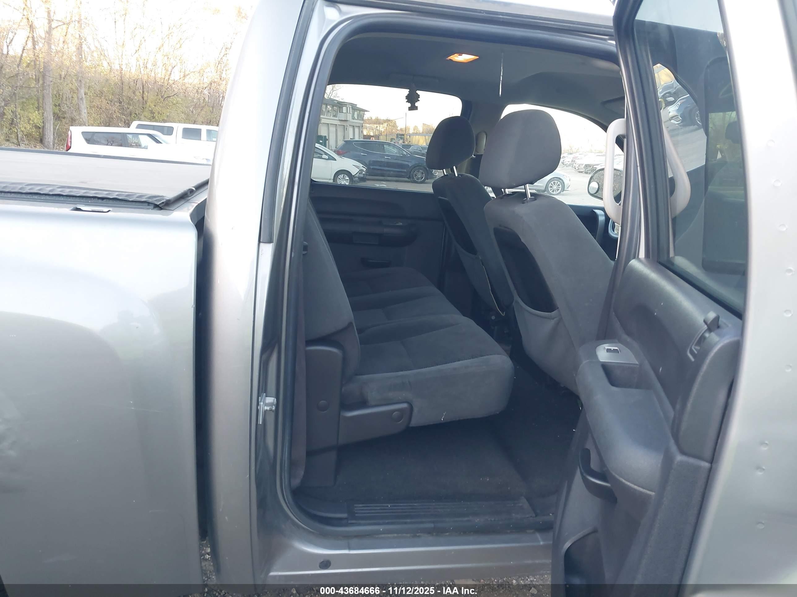 CHEVROLET SILVERADO image 8