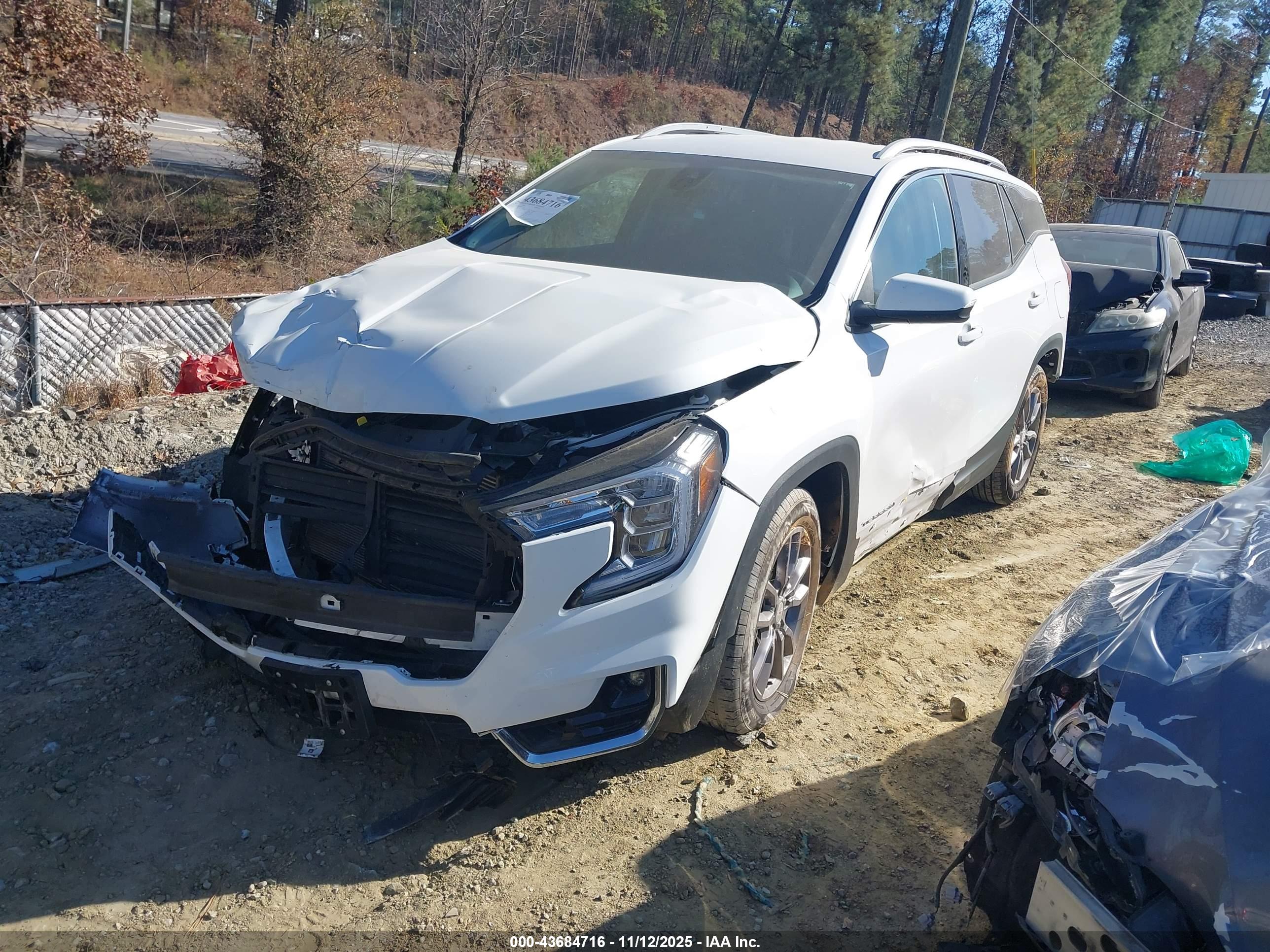 GMC TERRAIN image 2