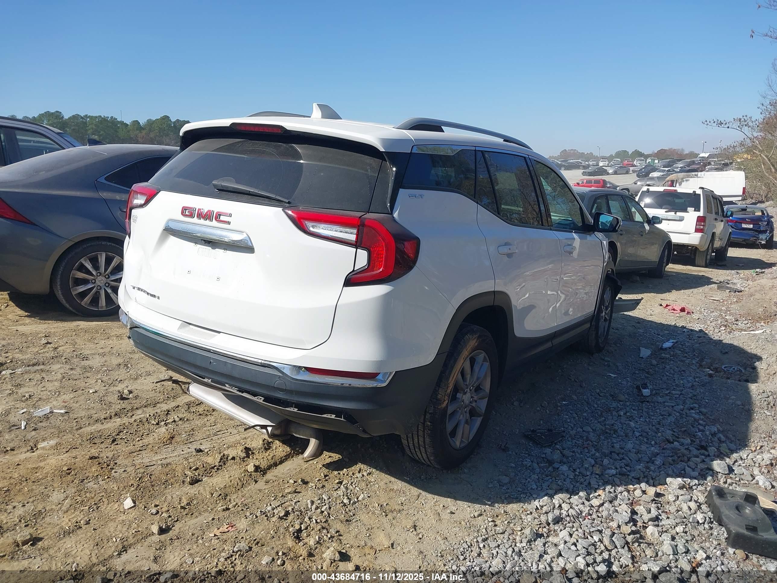 GMC TERRAIN image 4