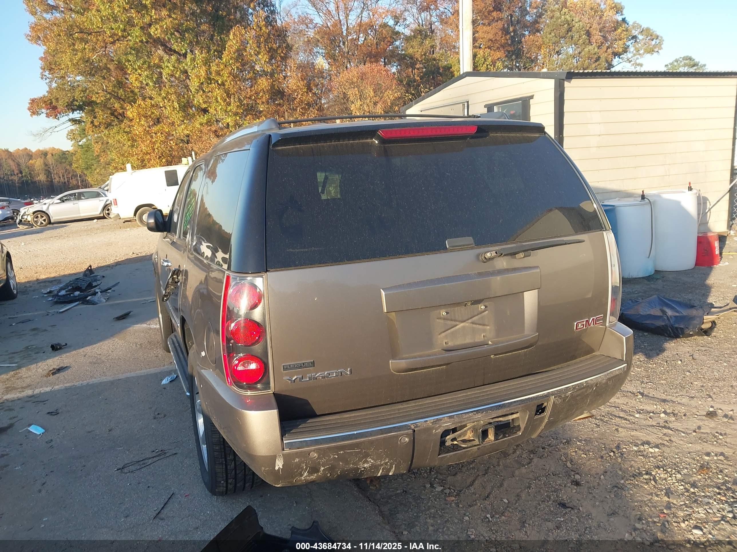 GMC YUKON image 3