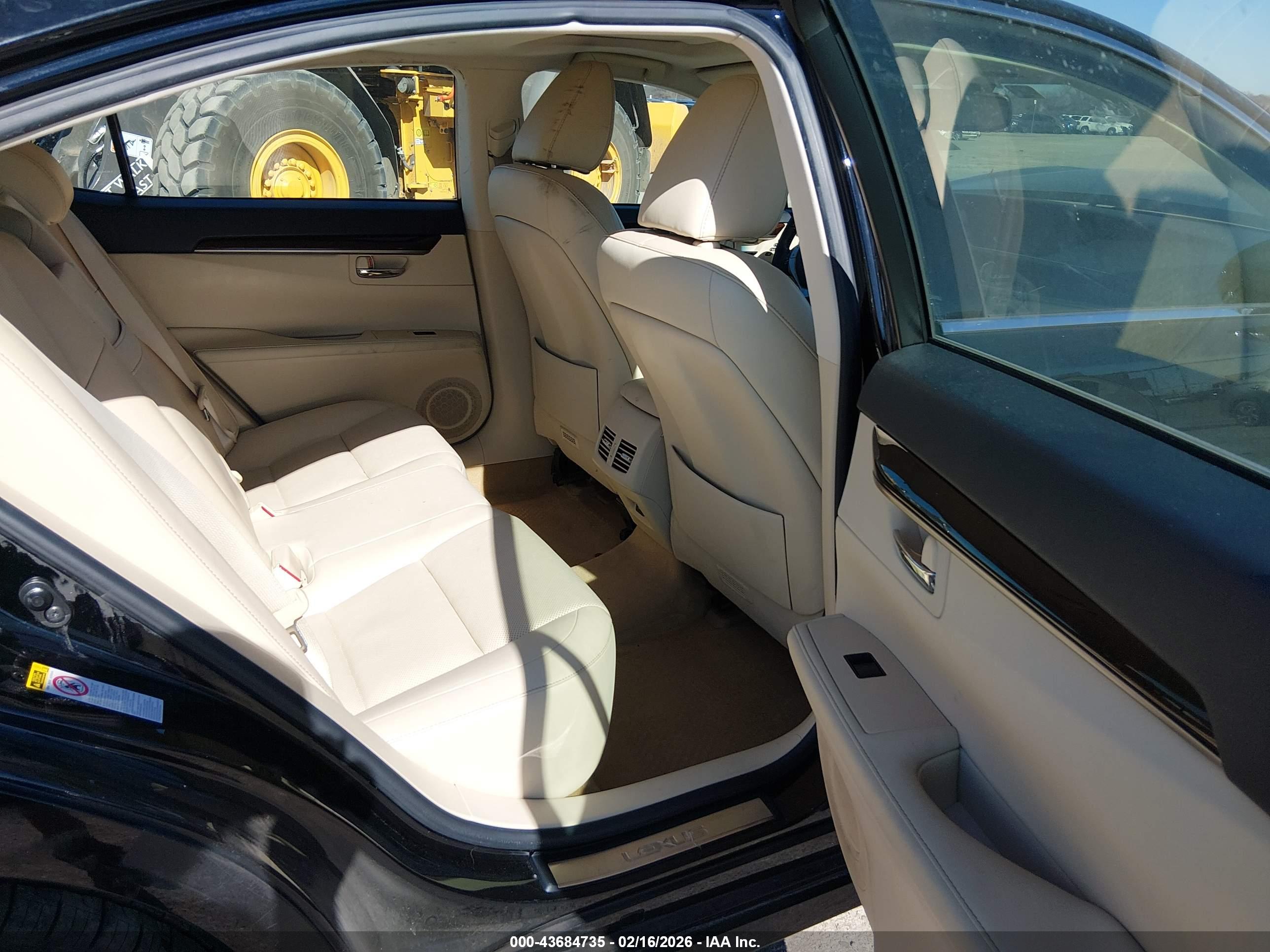 LEXUS ES image 8