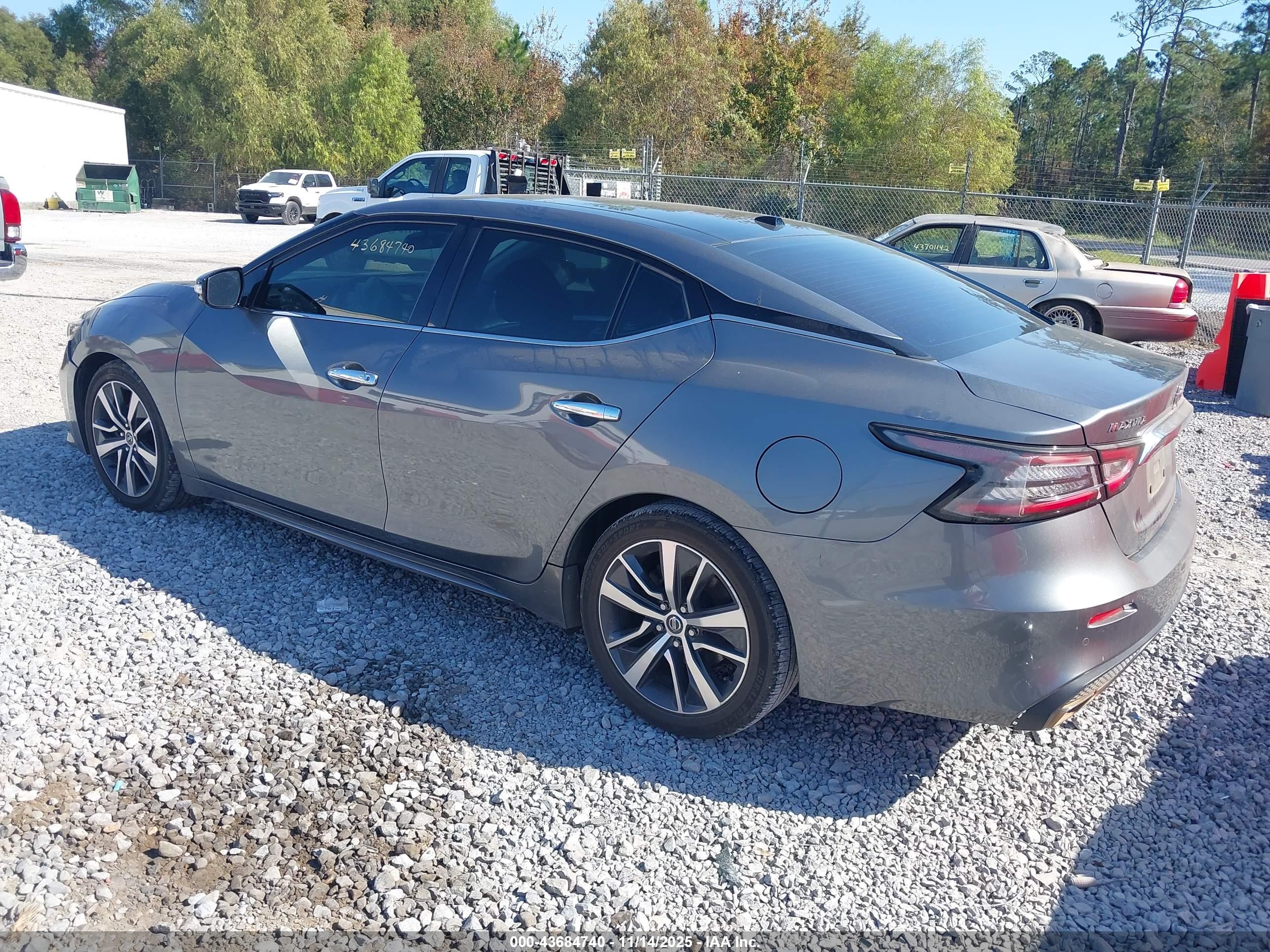 NISSAN MAXIMA image 3