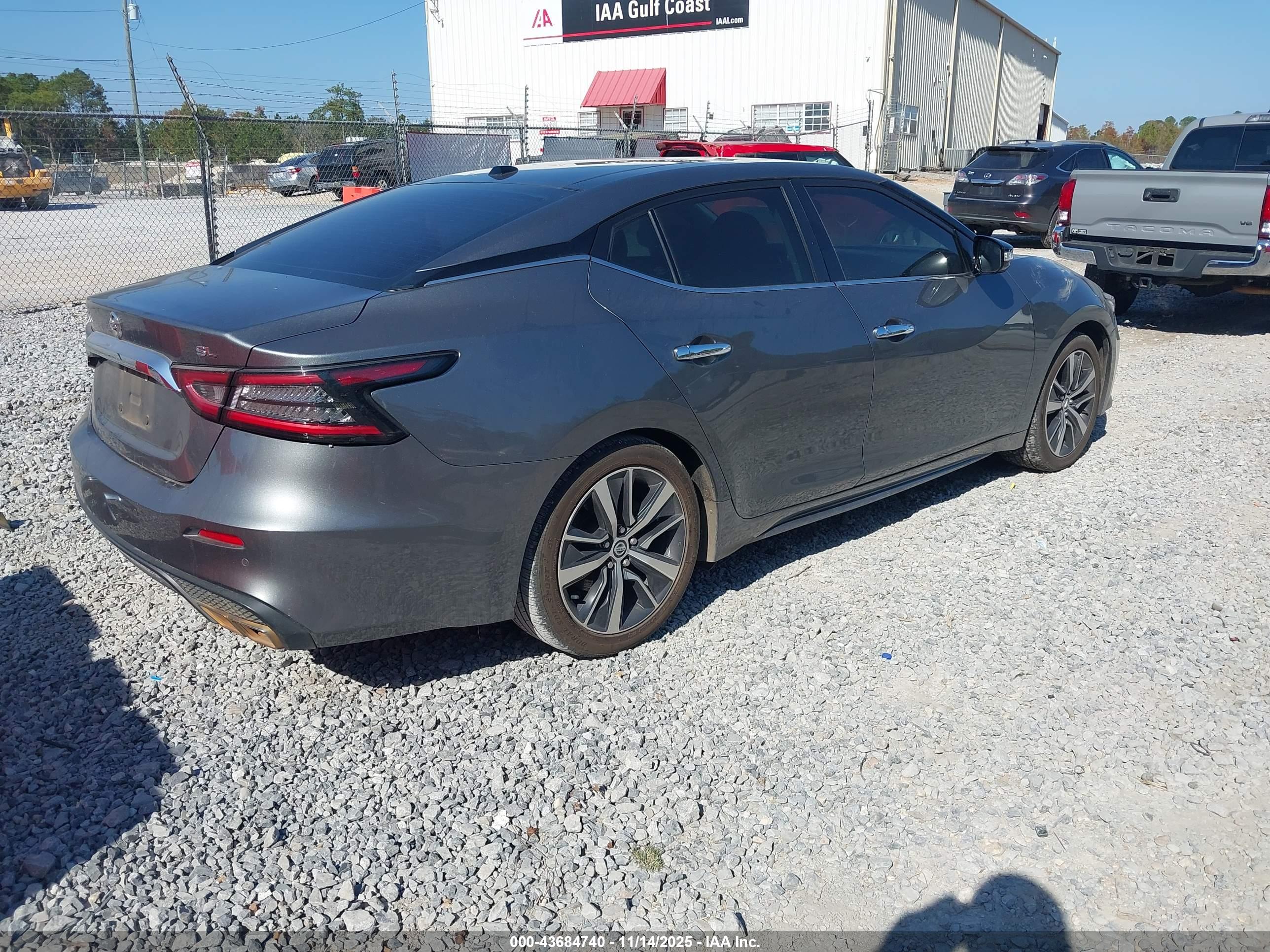 NISSAN MAXIMA image 4