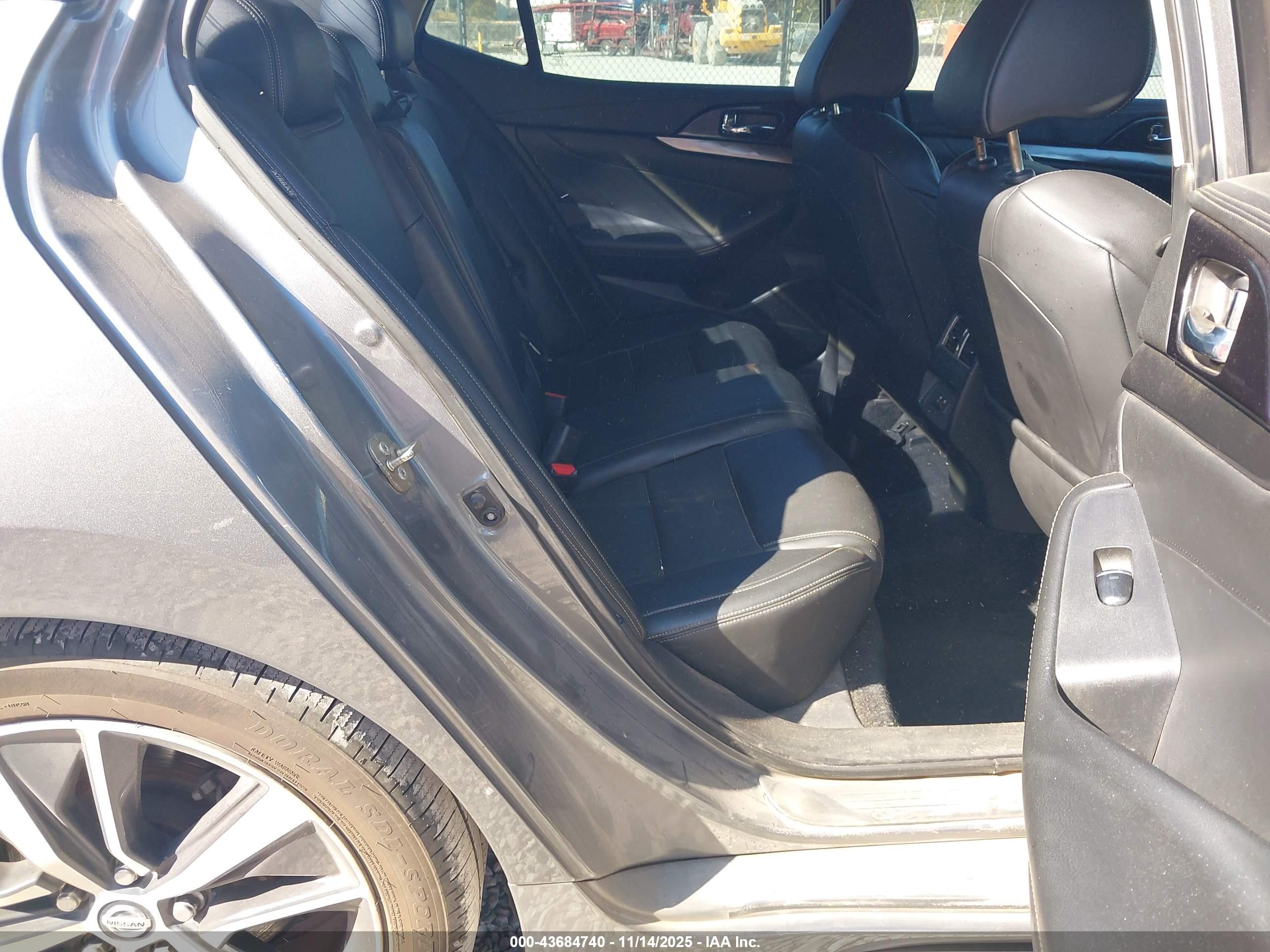 NISSAN MAXIMA image 8