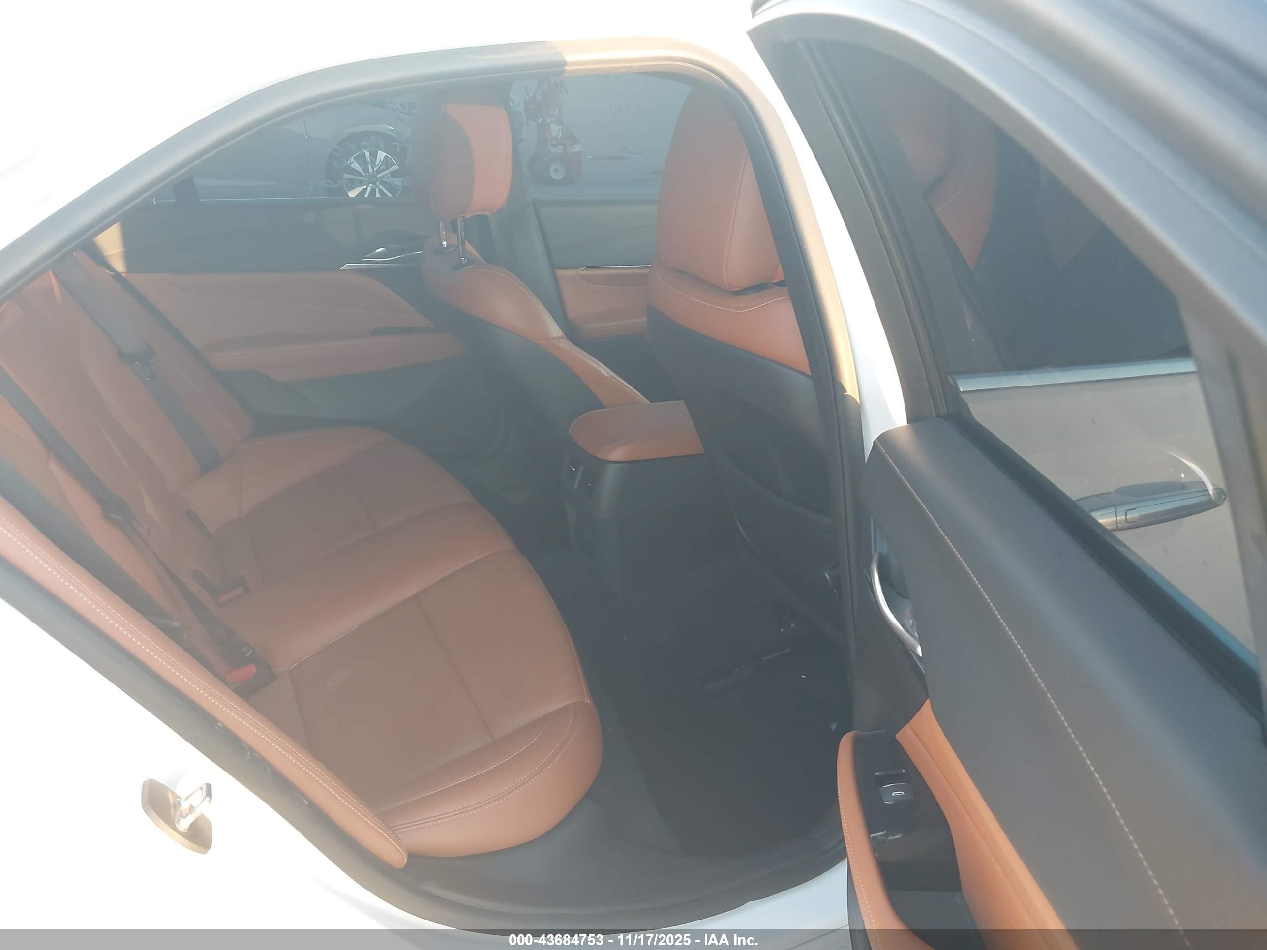 CADILLAC CT4 image 8