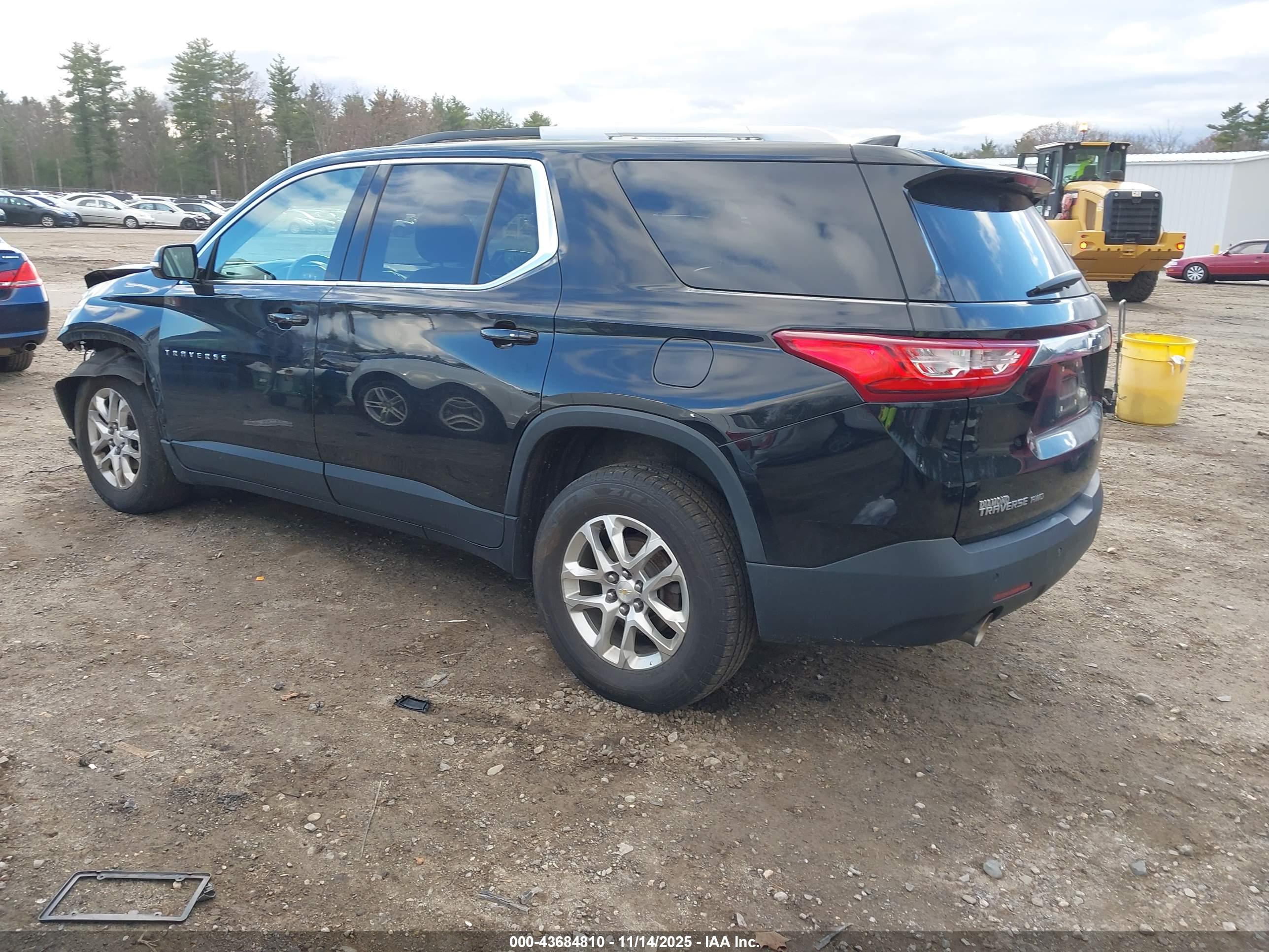 CHEVROLET TRAVERSE image 3
