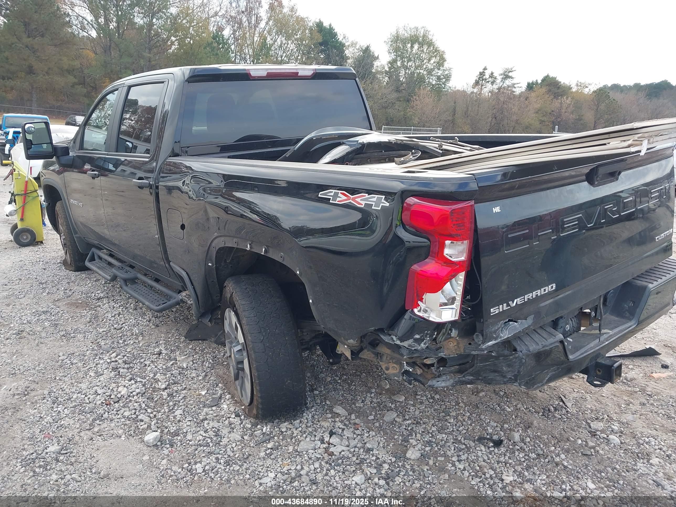 CHEVROLET SILVERADO image 3