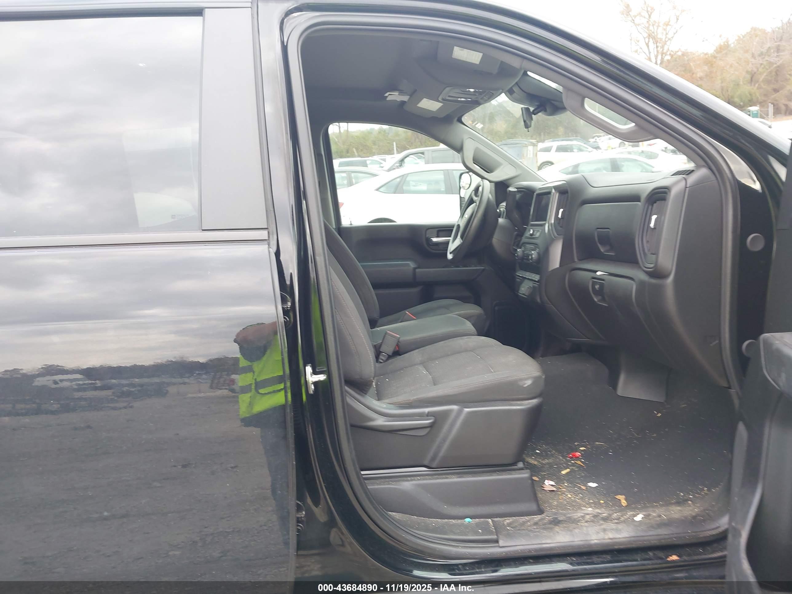 CHEVROLET SILVERADO image 5