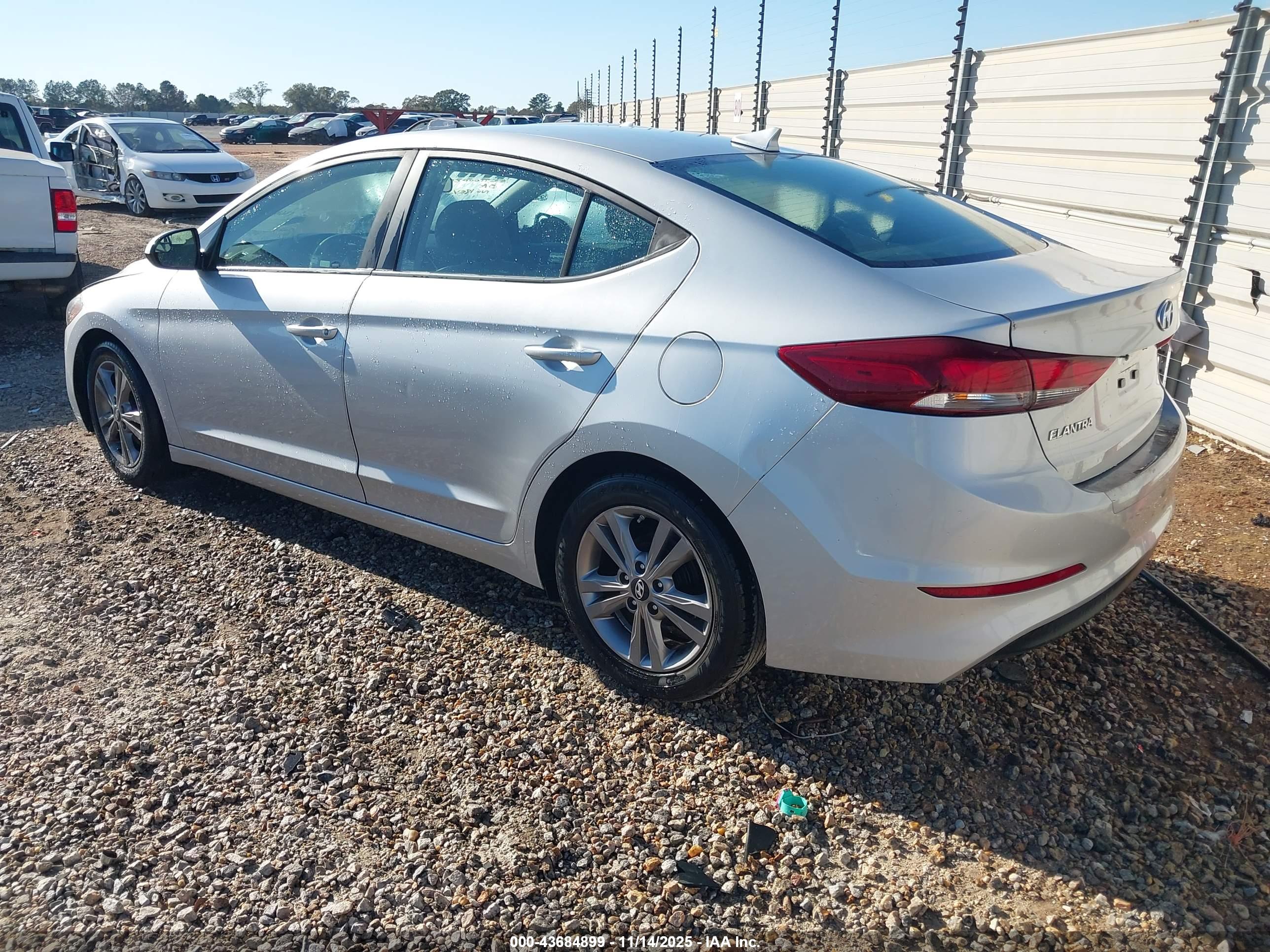 HYUNDAI ELANTRA image 3