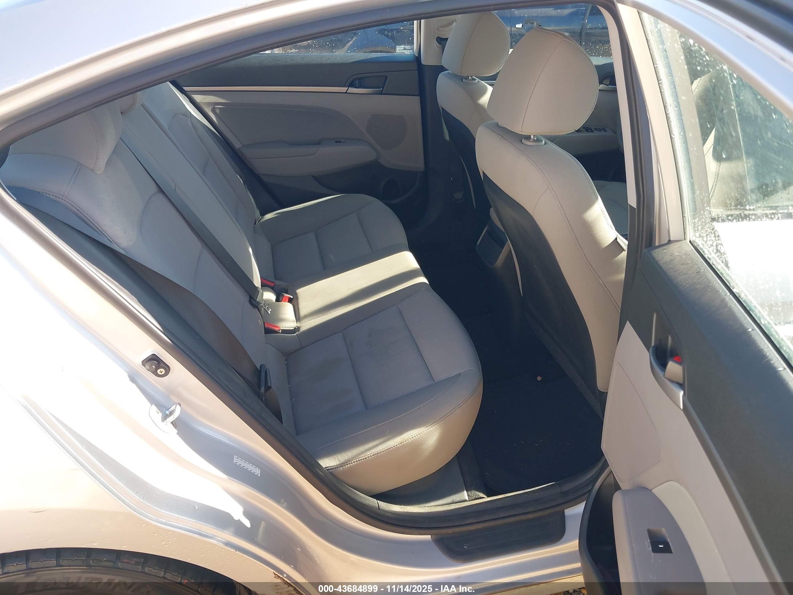 HYUNDAI ELANTRA image 8