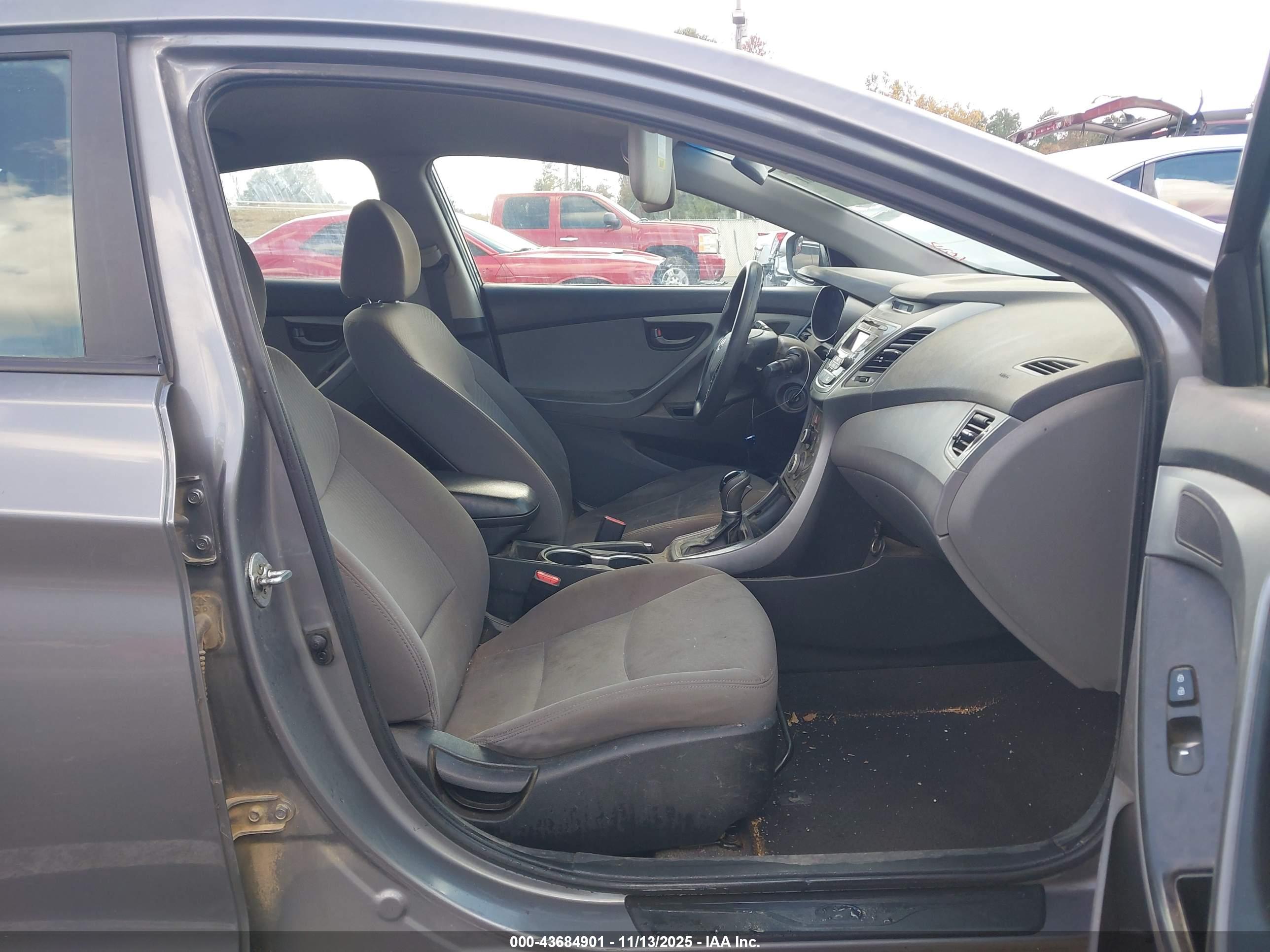 HYUNDAI ELANTRA image 5