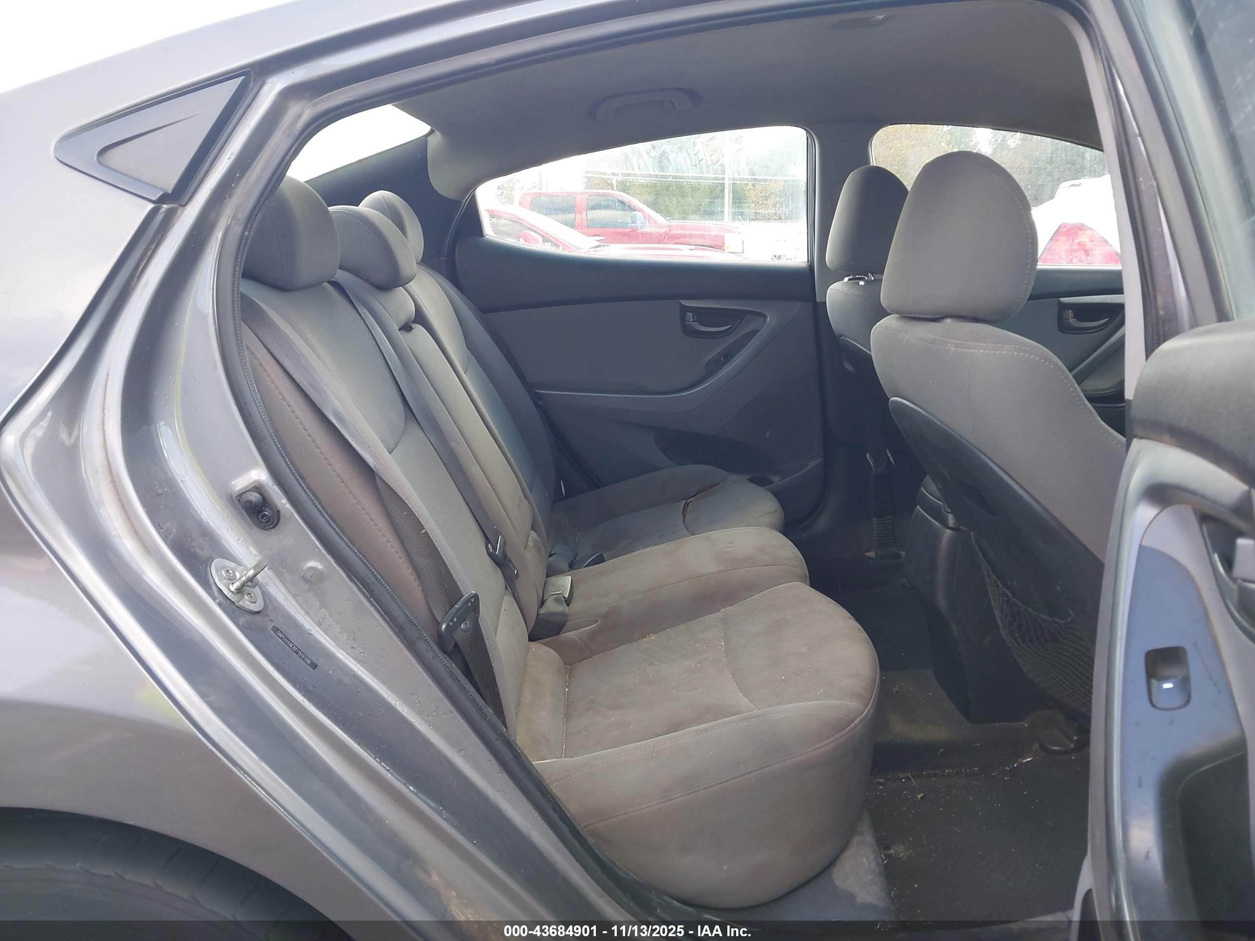 HYUNDAI ELANTRA image 8