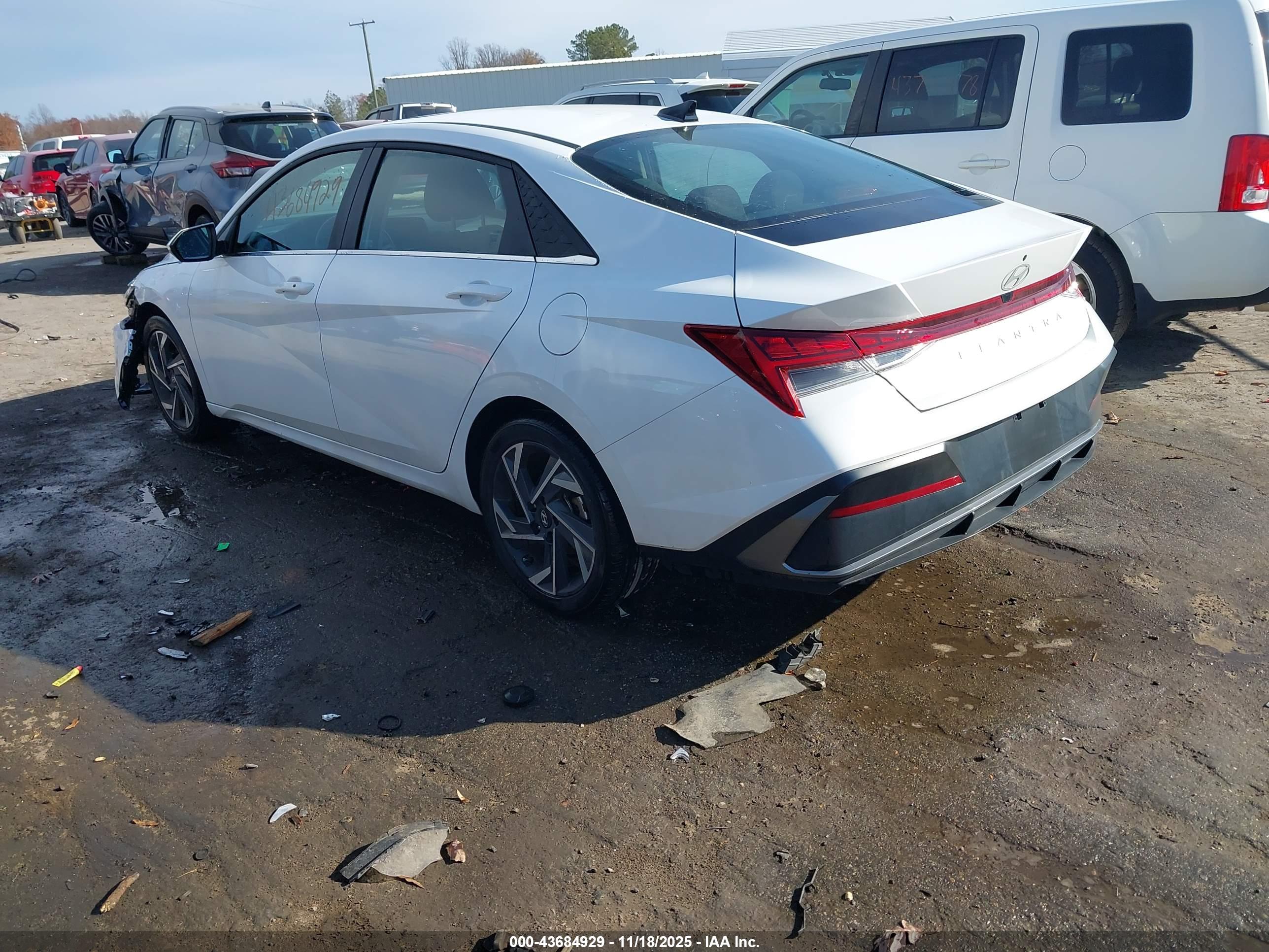 HYUNDAI ELANTRA image 3