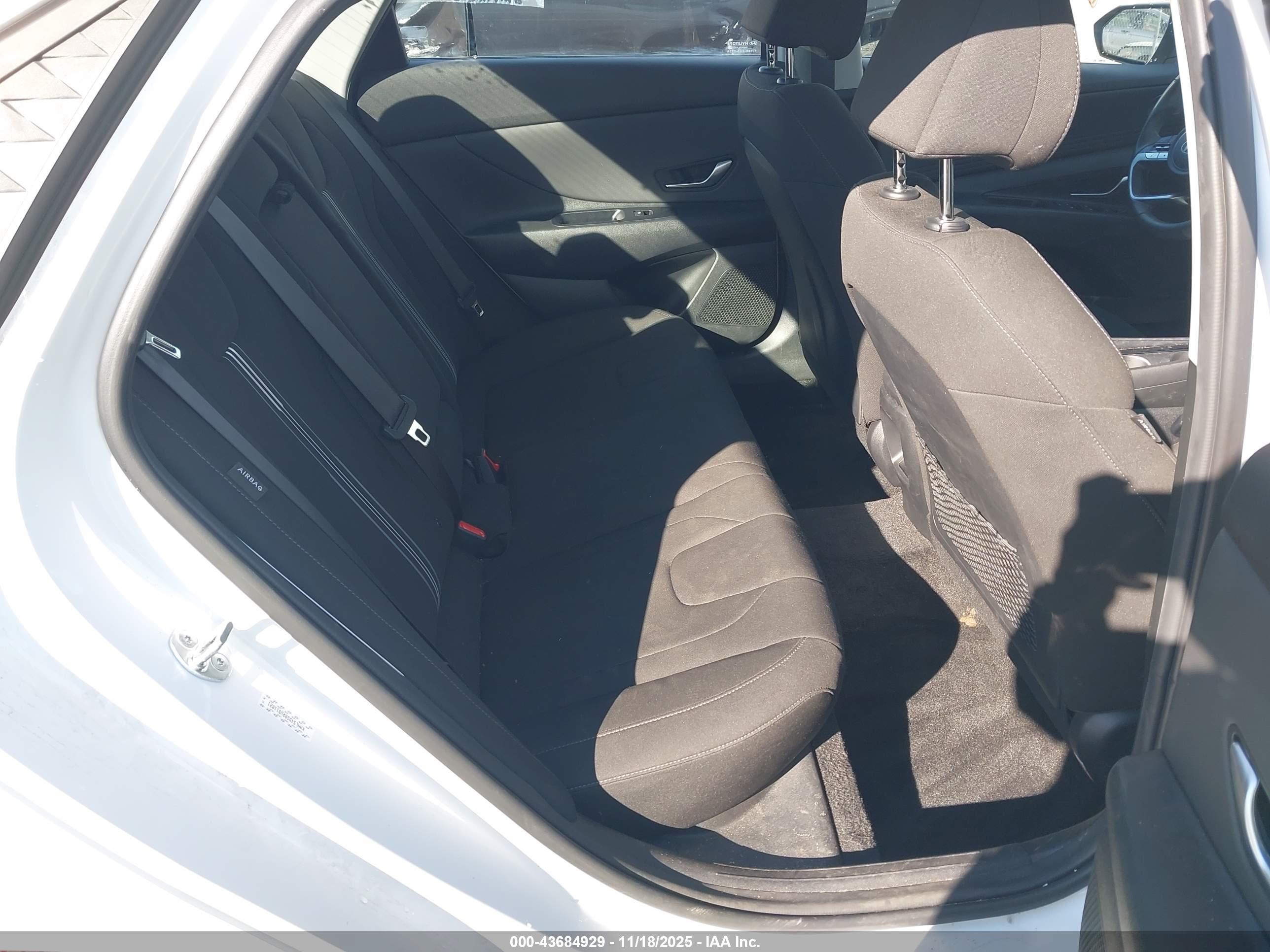 HYUNDAI ELANTRA image 8