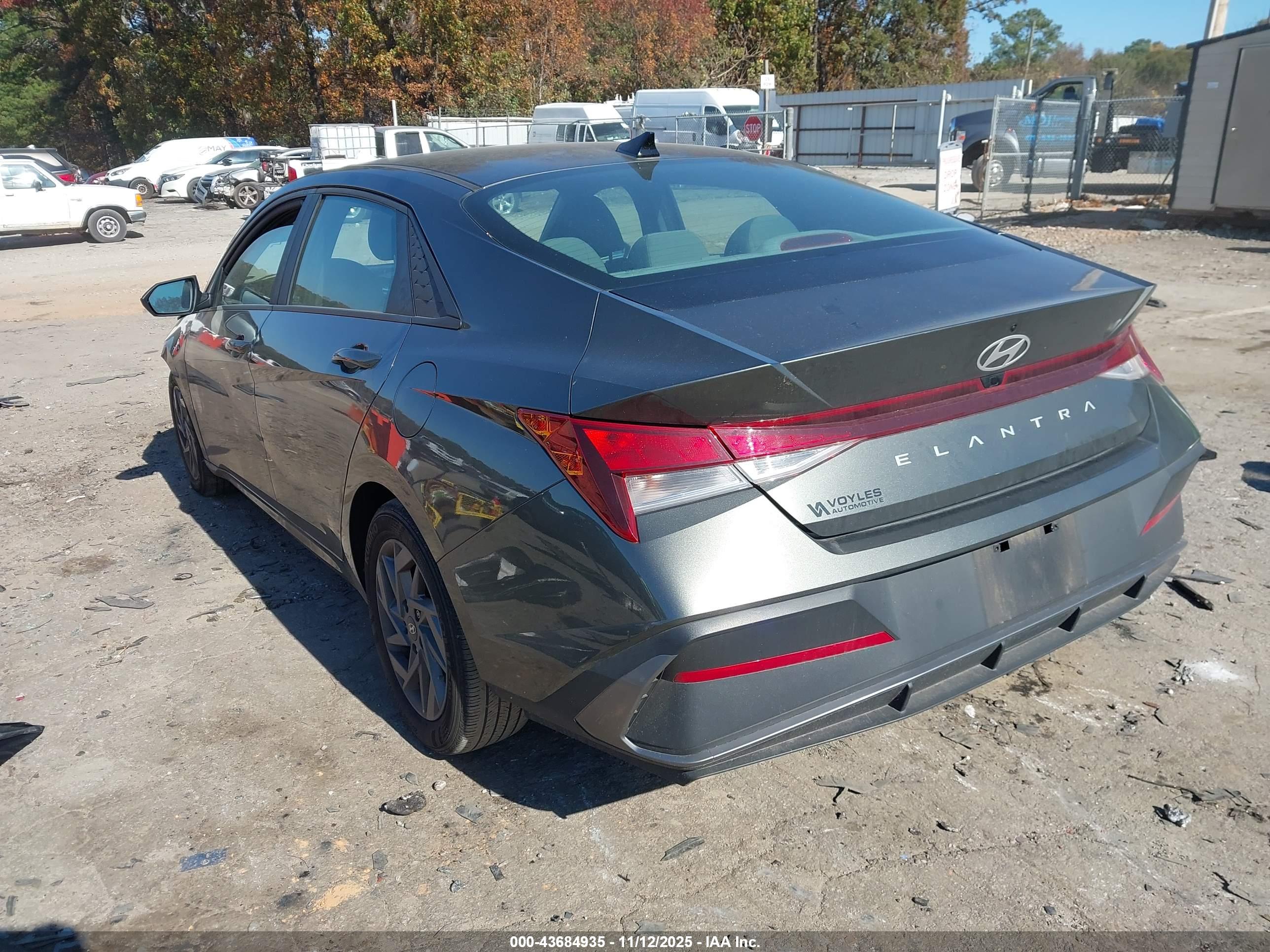 HYUNDAI ELANTRA image 3