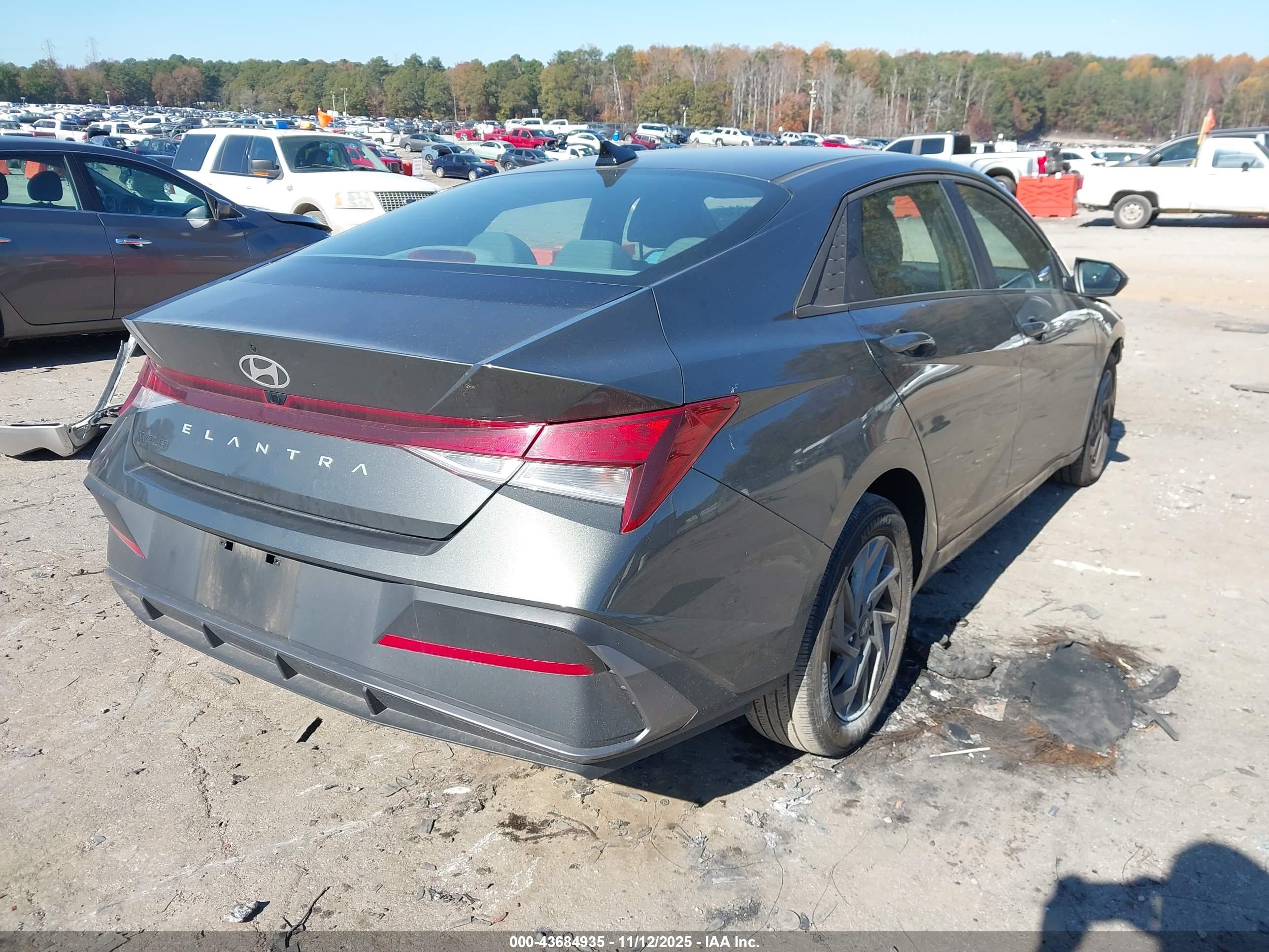 HYUNDAI ELANTRA image 4