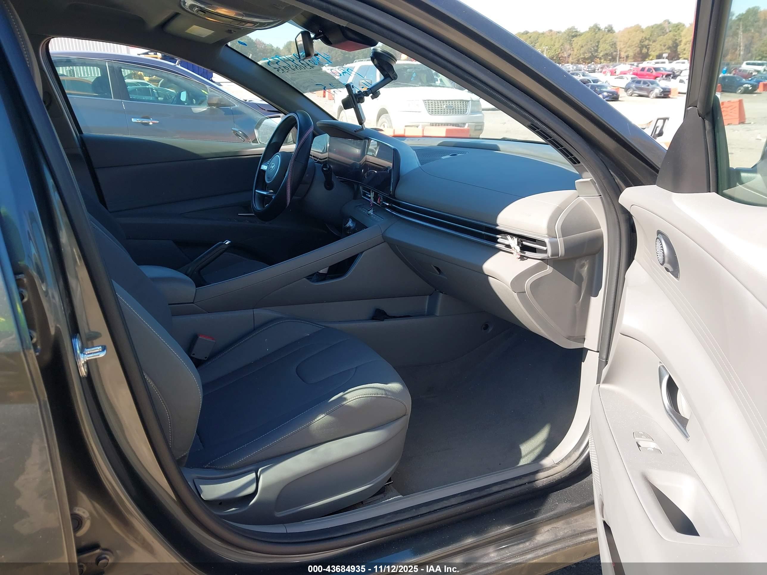 HYUNDAI ELANTRA image 5