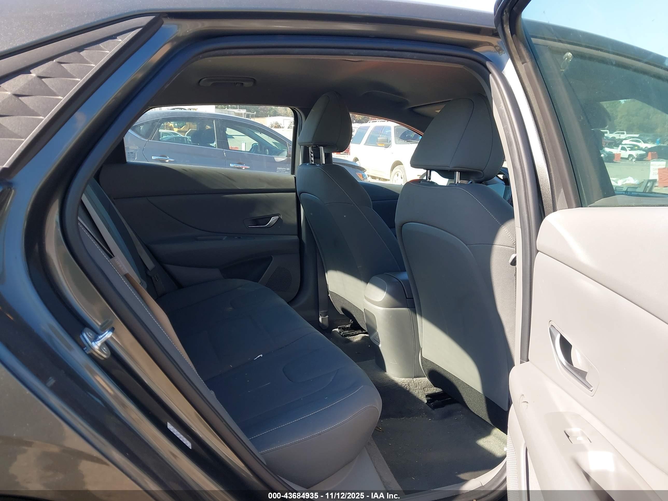 HYUNDAI ELANTRA image 8