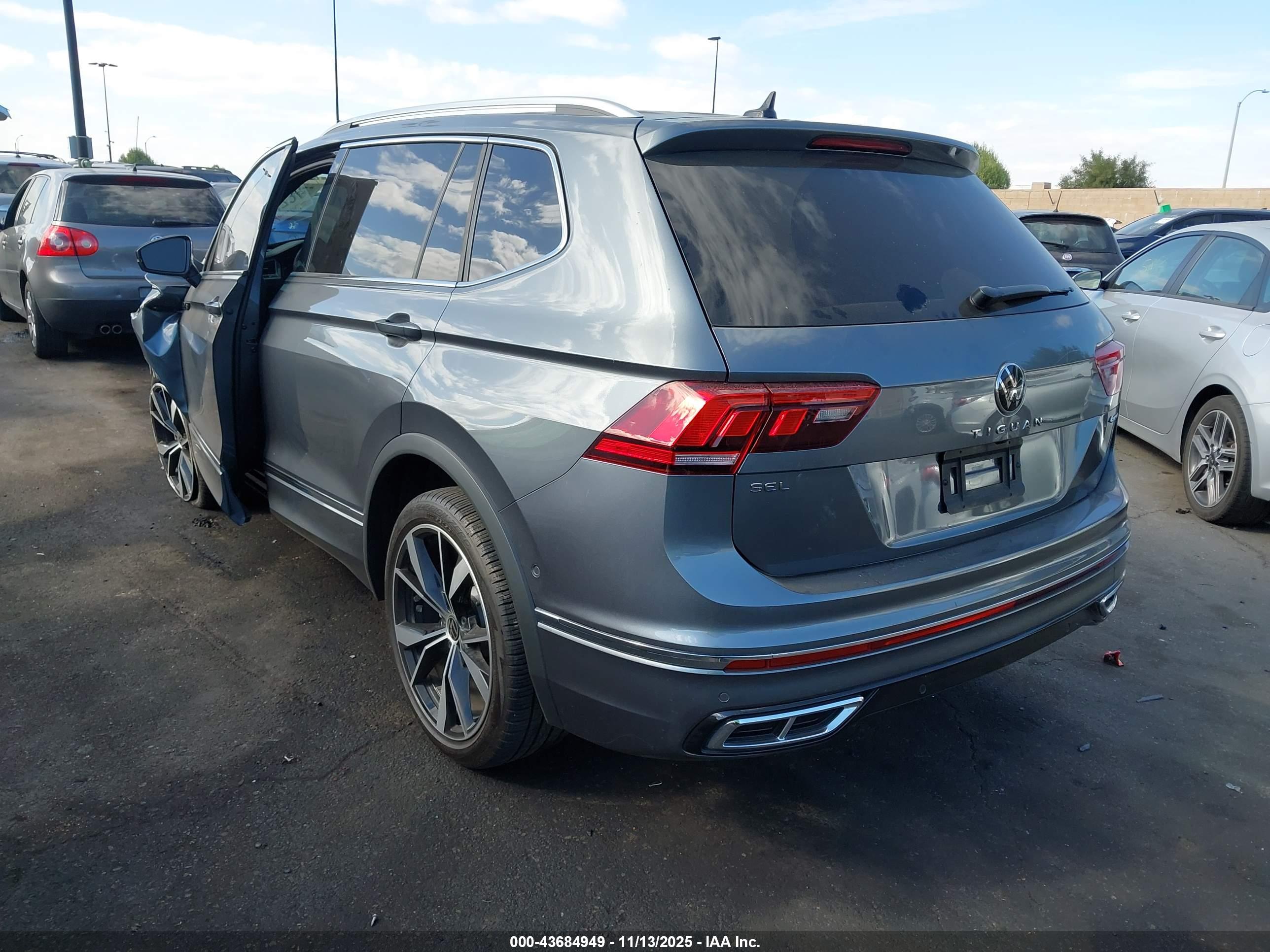 VOLKSWAGEN TIGUAN image 3