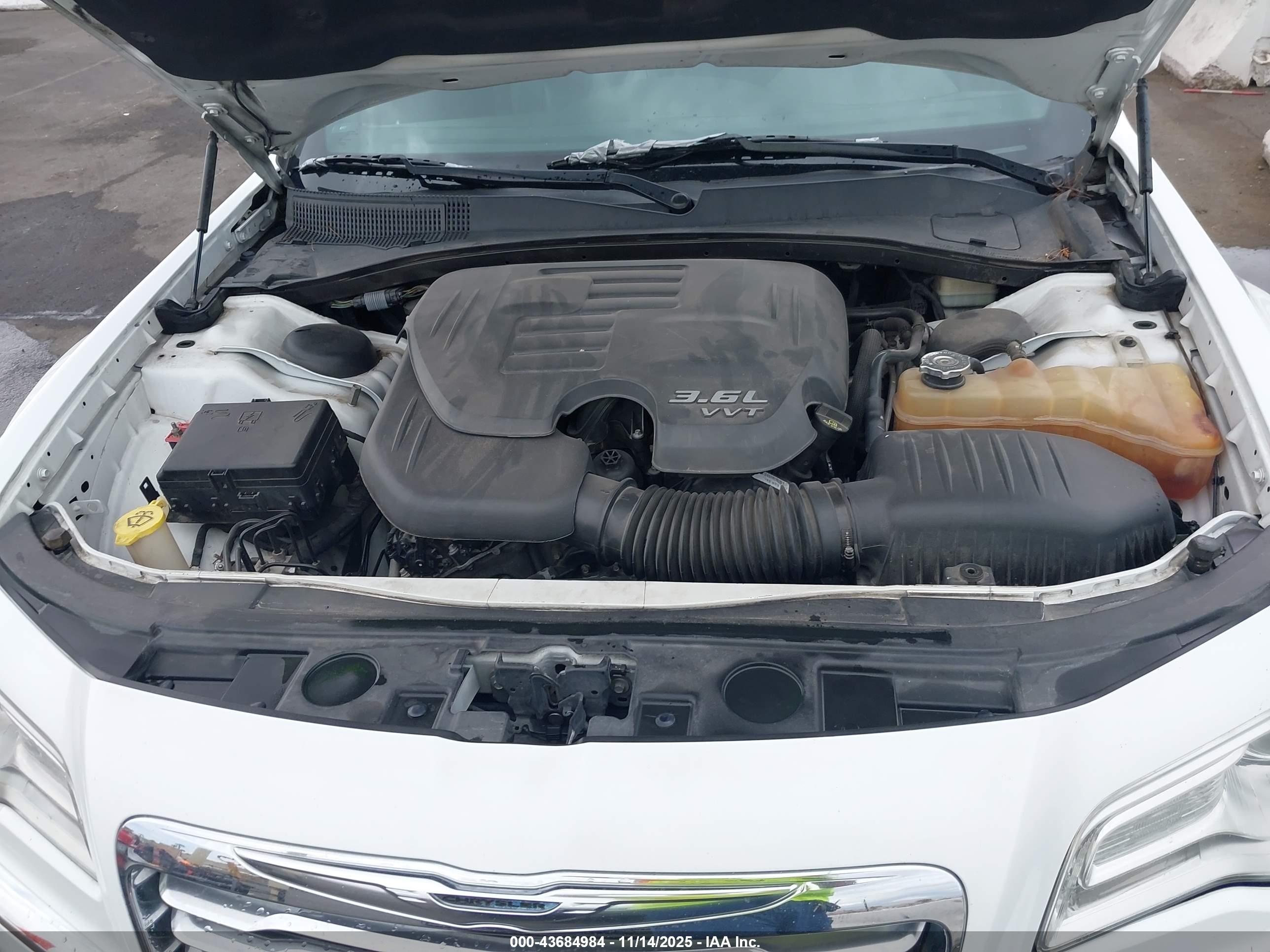 CHRYSLER 300 image 10