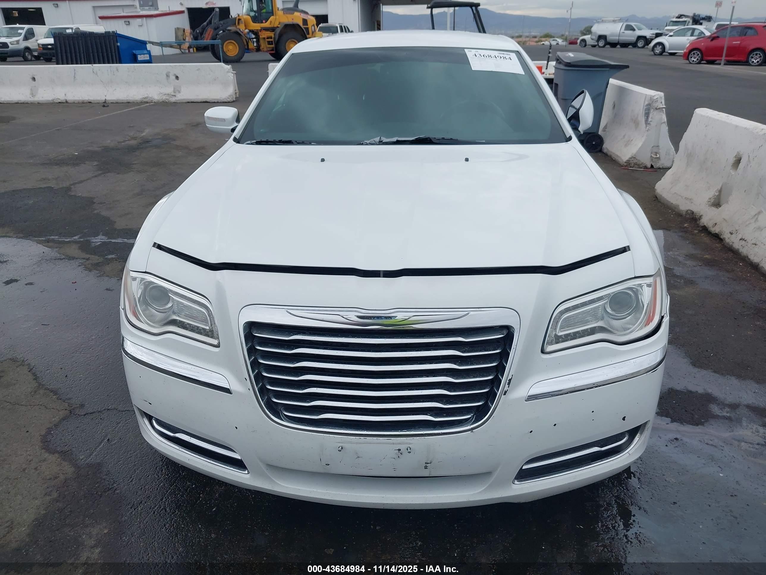 CHRYSLER 300 image 6