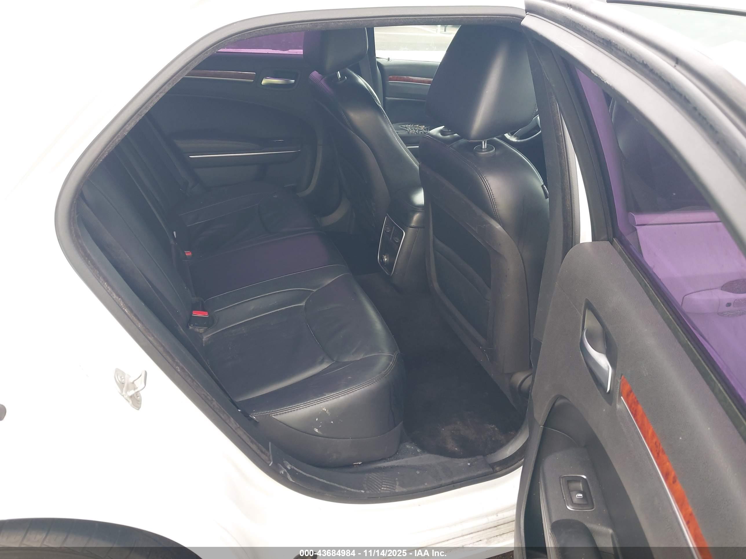 CHRYSLER 300 image 8
