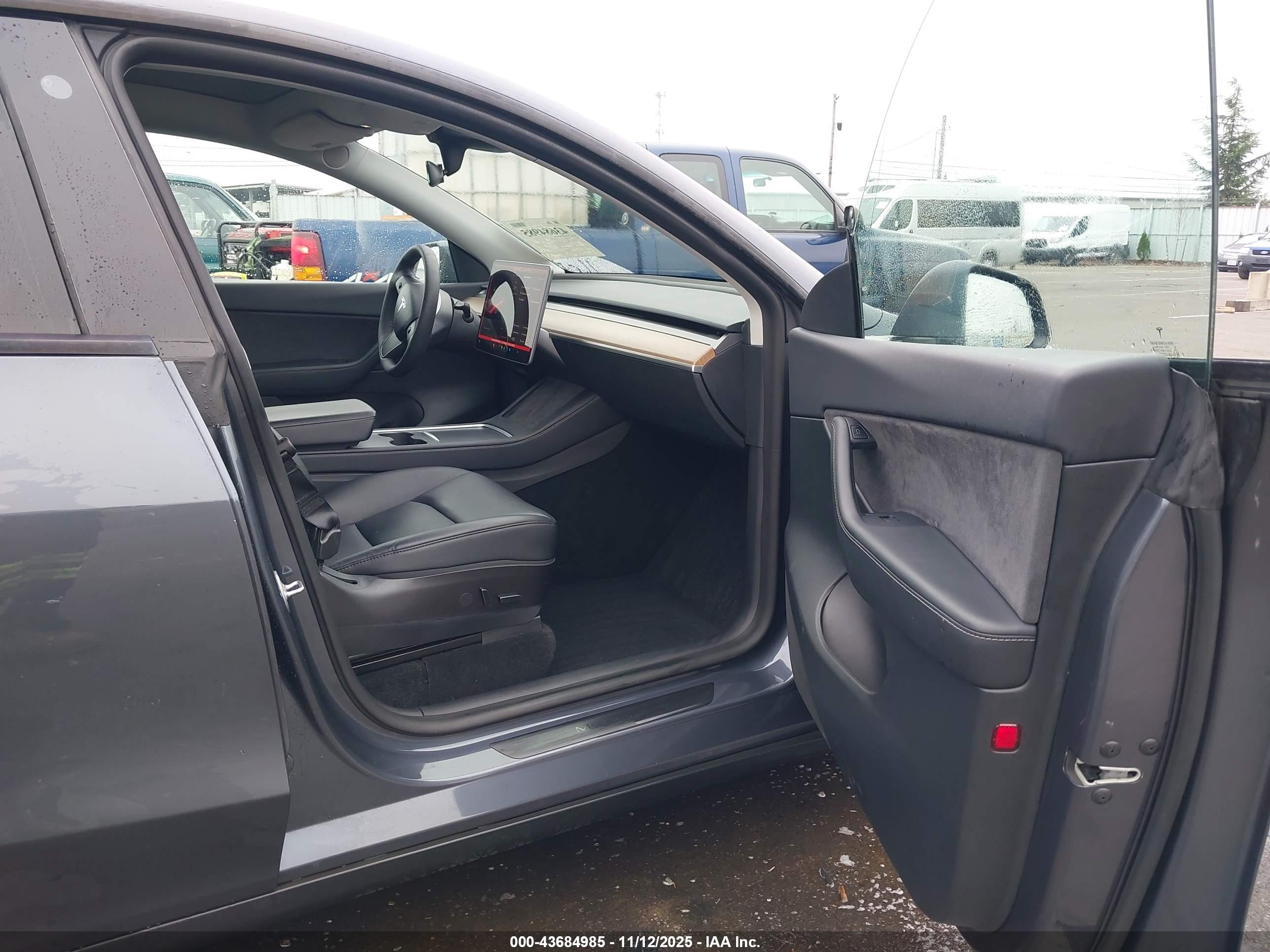 TESLA MODEL image 5
