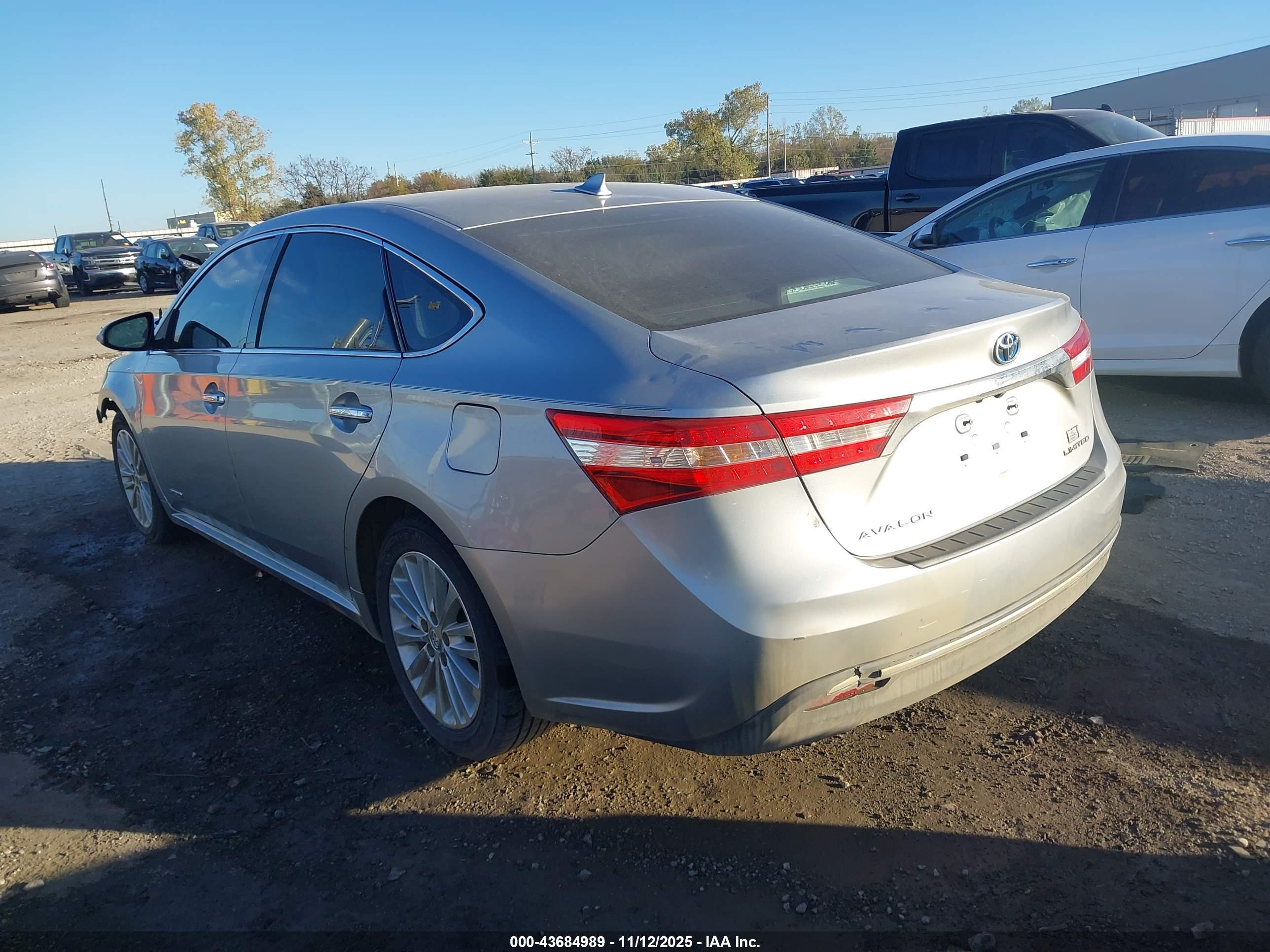 TOYOTA AVALON image 3