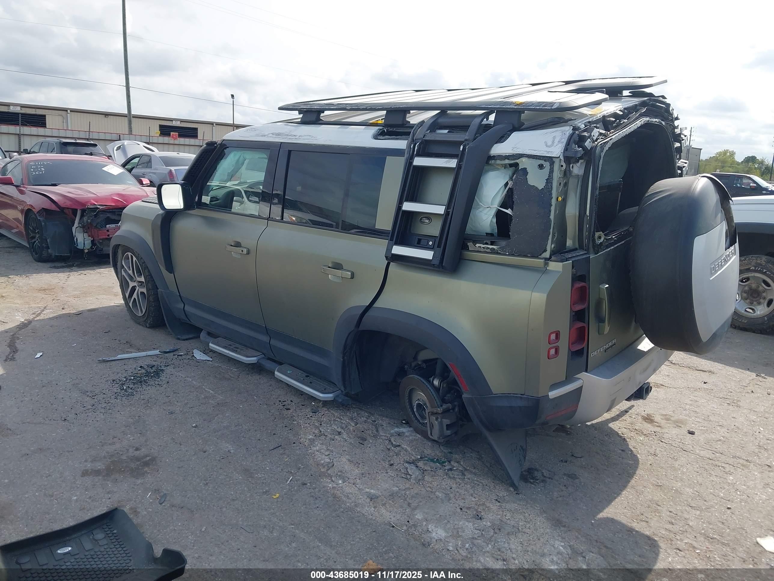 LAND ROVER image 3