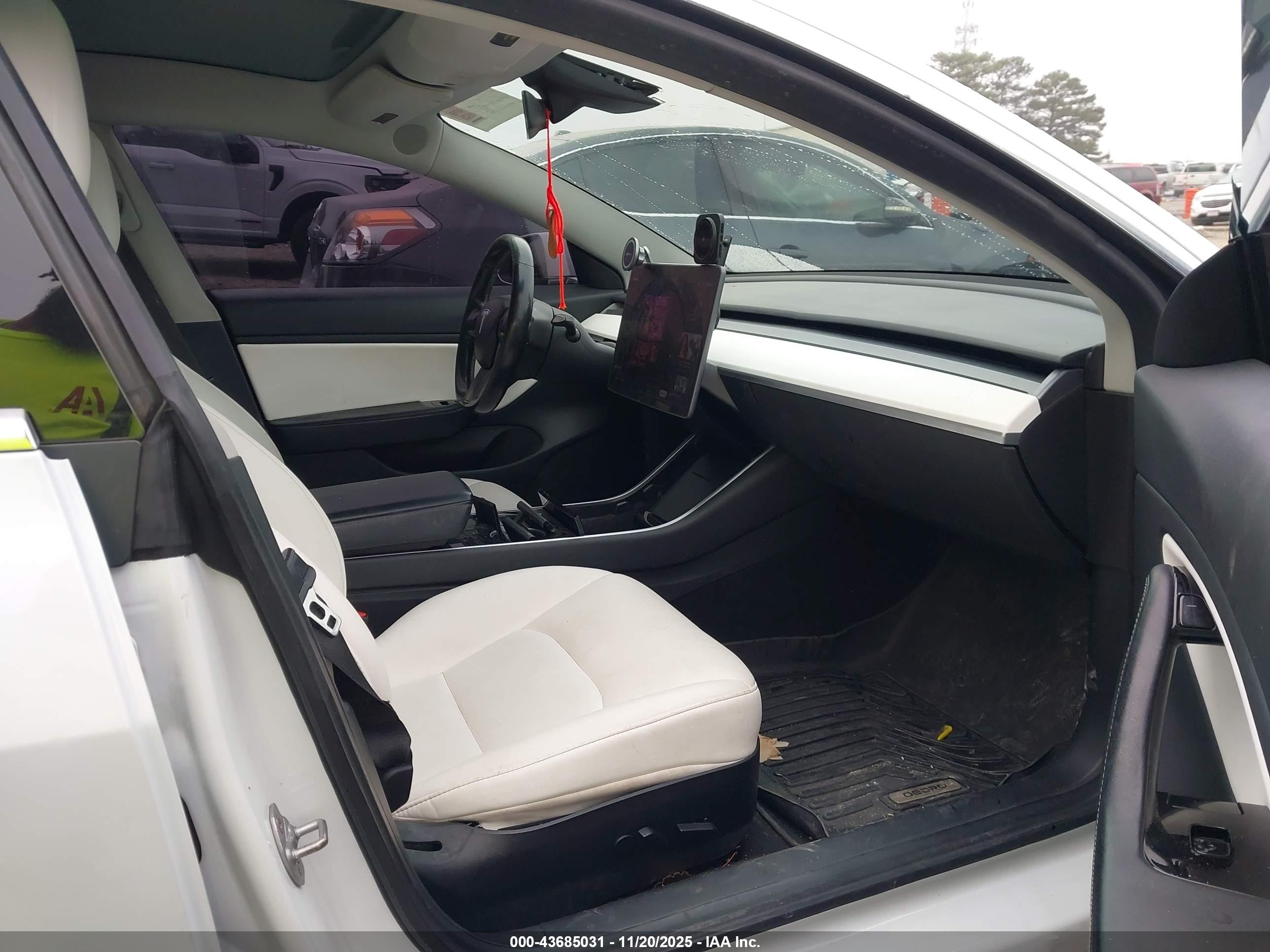 TESLA MODEL image 5