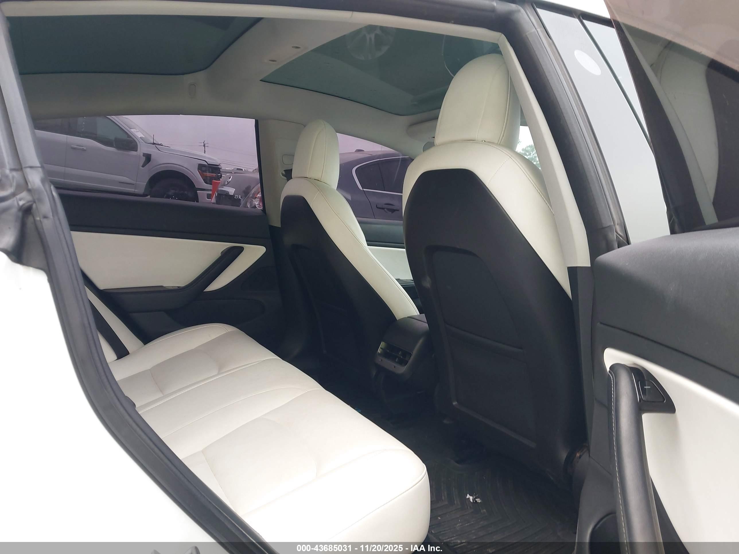 TESLA MODEL image 8