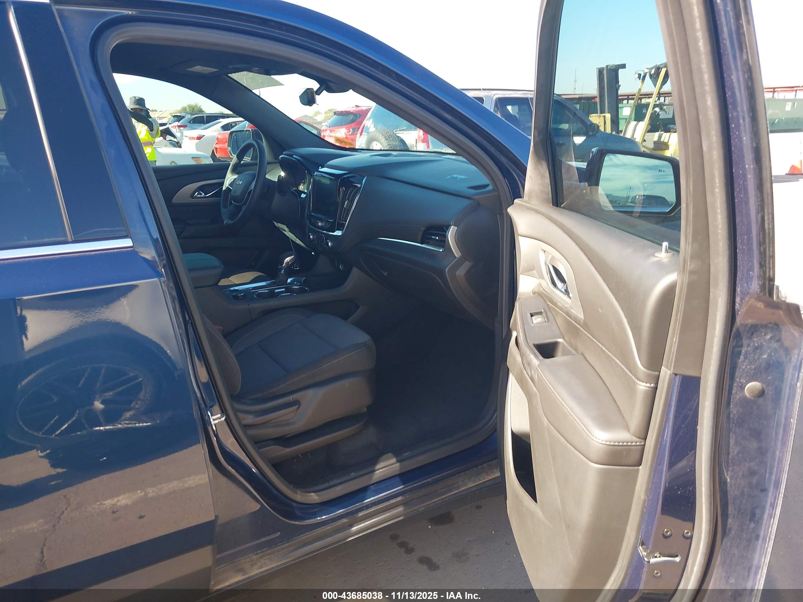 CHEVROLET TRAVERSE image 5