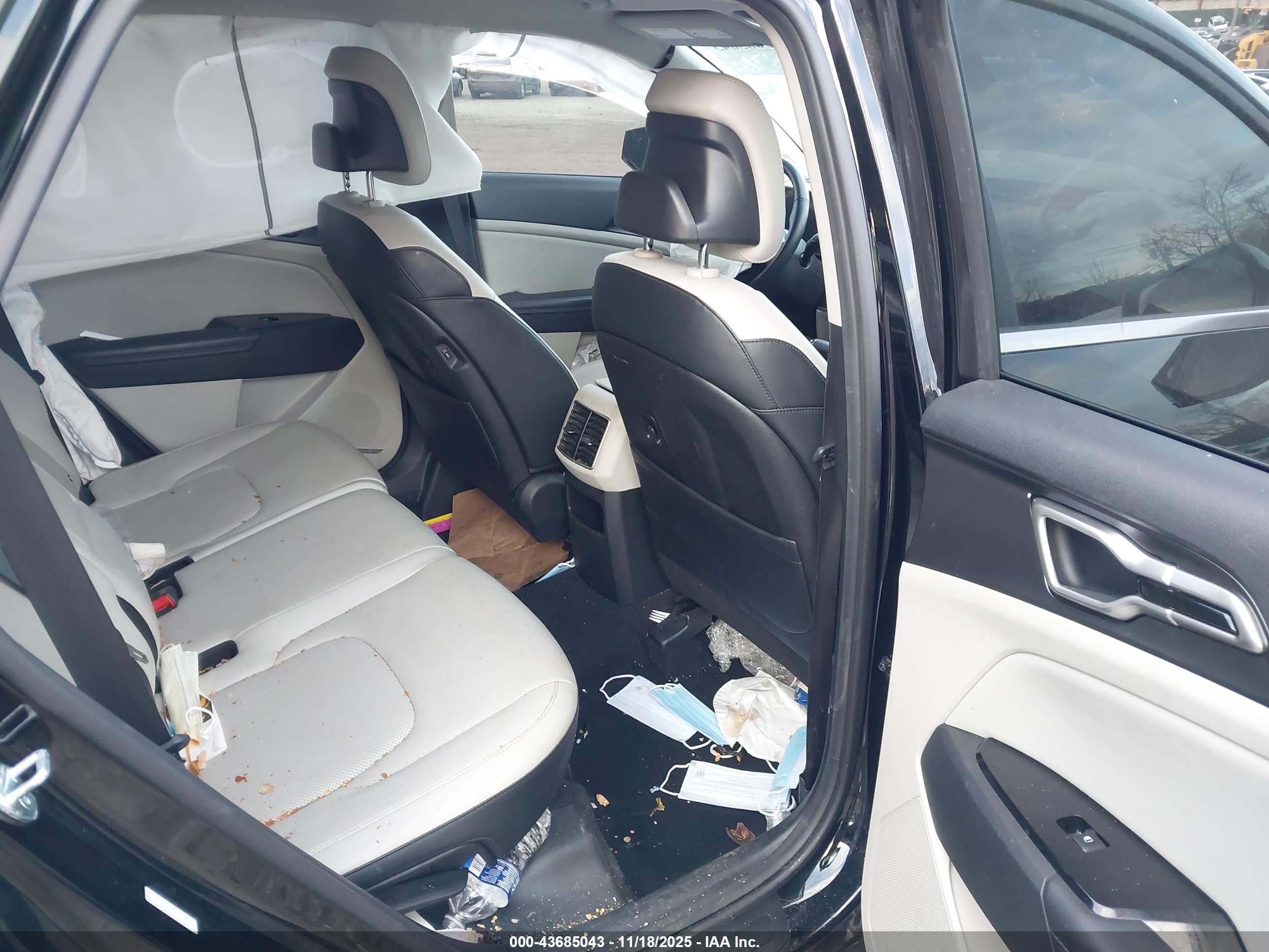 KIA SPORTAGE image 8