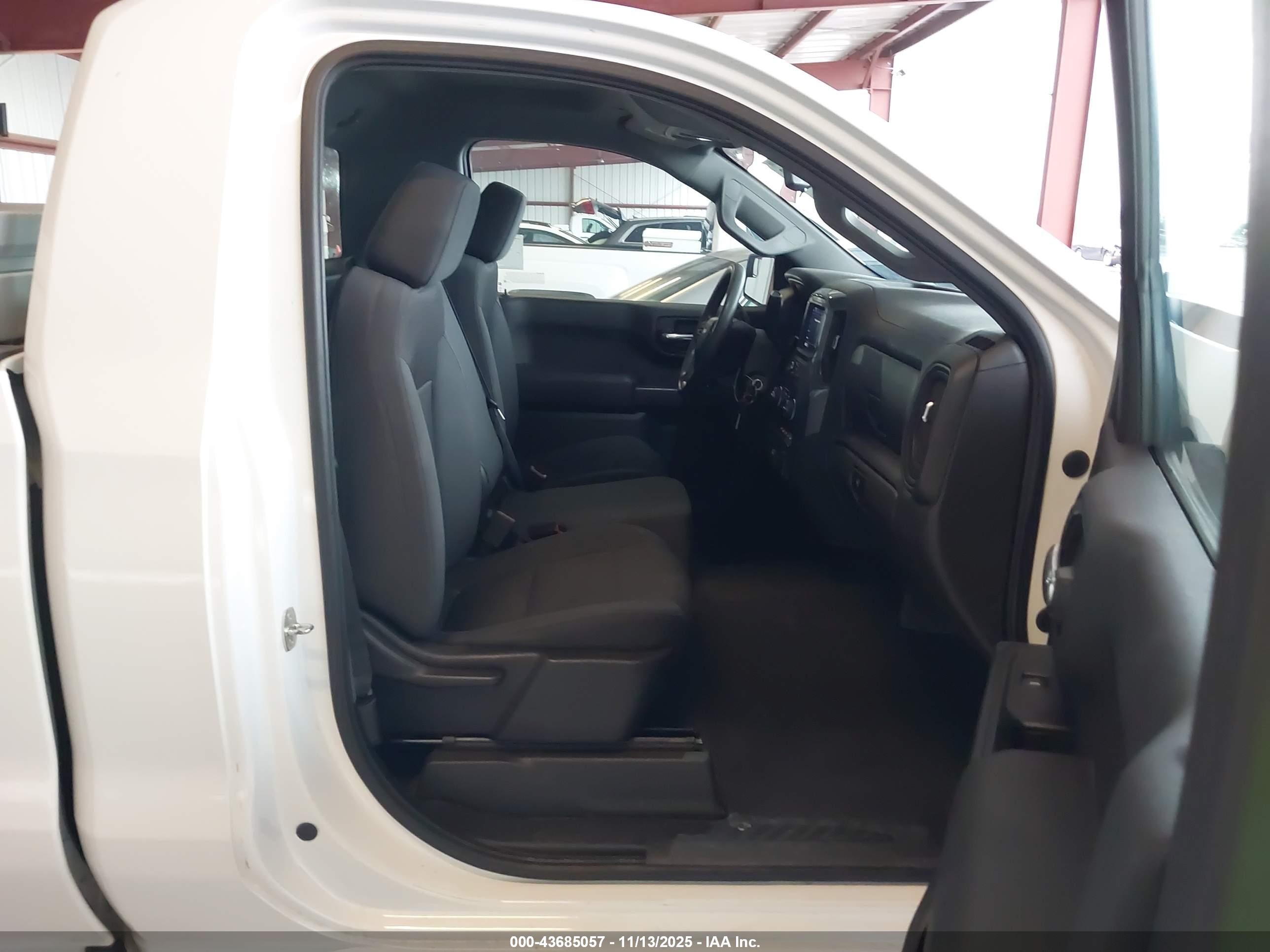 CHEVROLET SILVERADO image 5