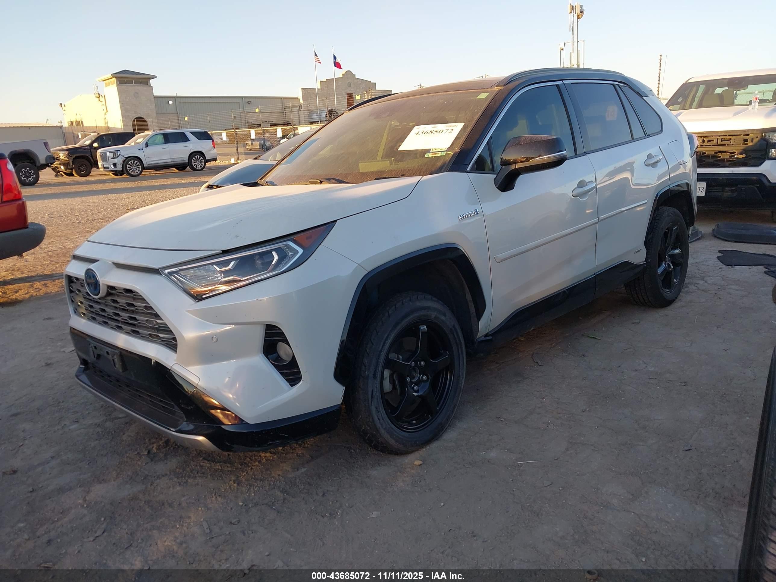 TOYOTA RAV4 image 2
