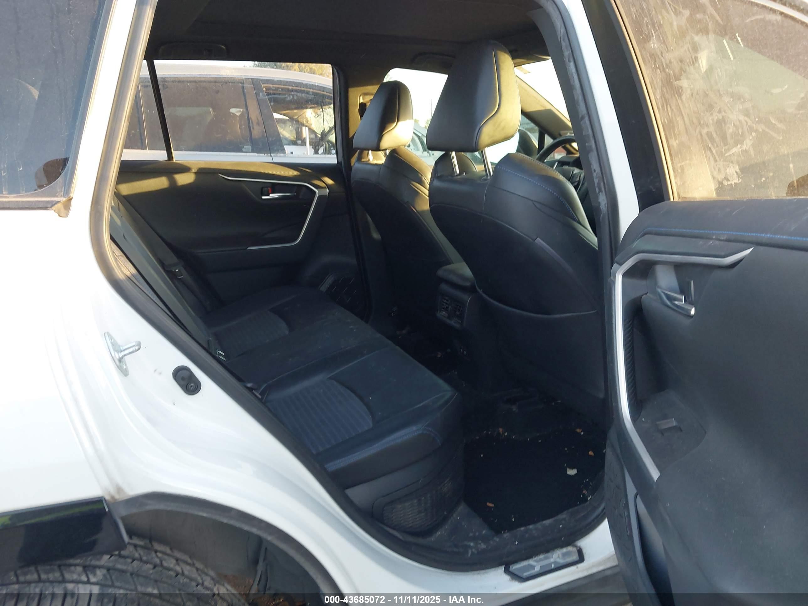 TOYOTA RAV4 image 8