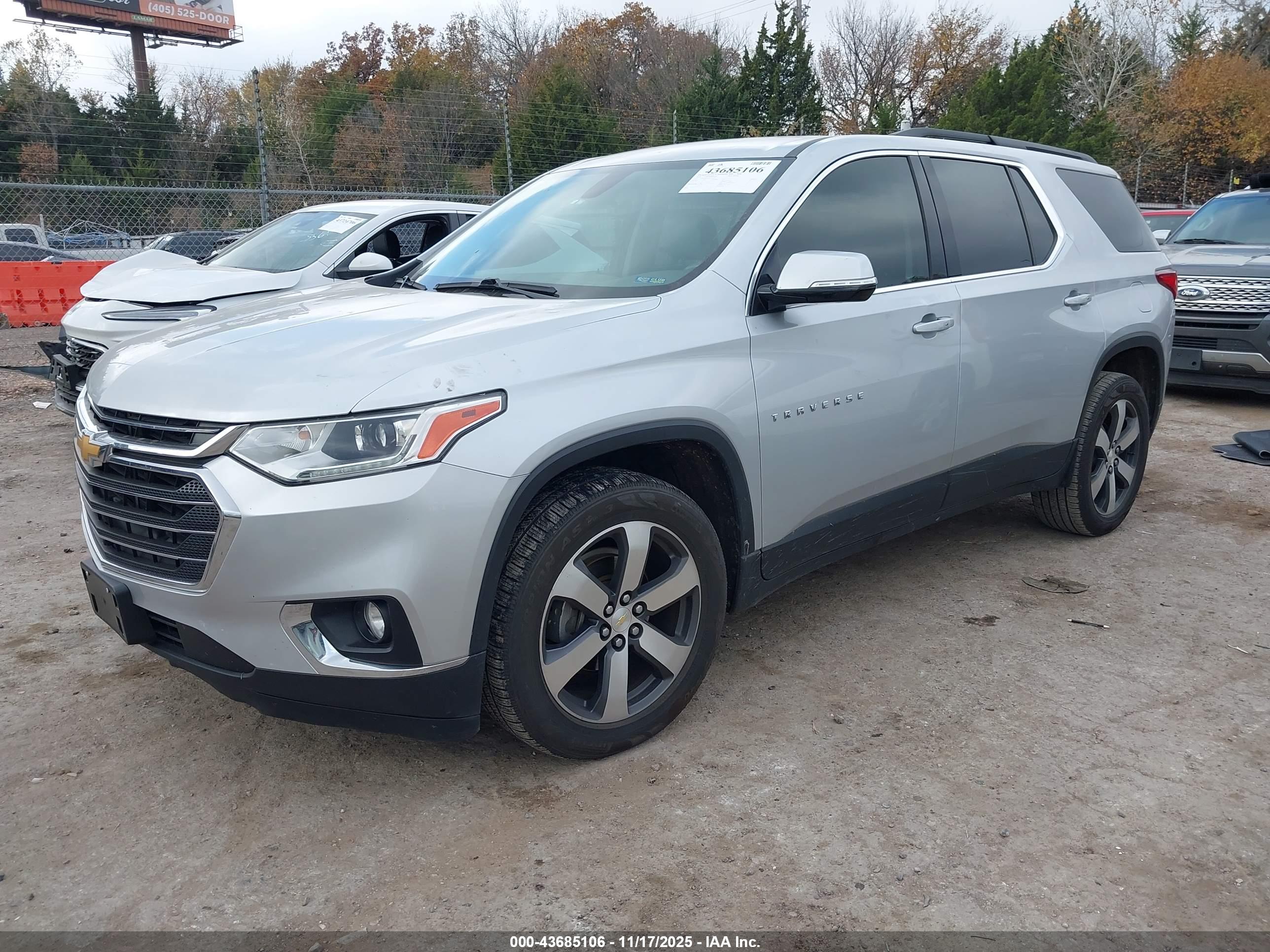 CHEVROLET TRAVERSE image 2