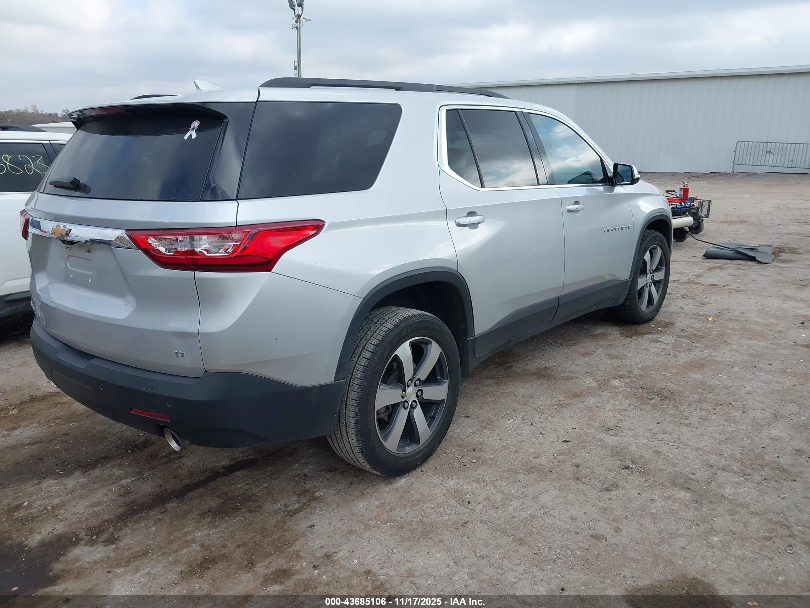 CHEVROLET TRAVERSE image 4